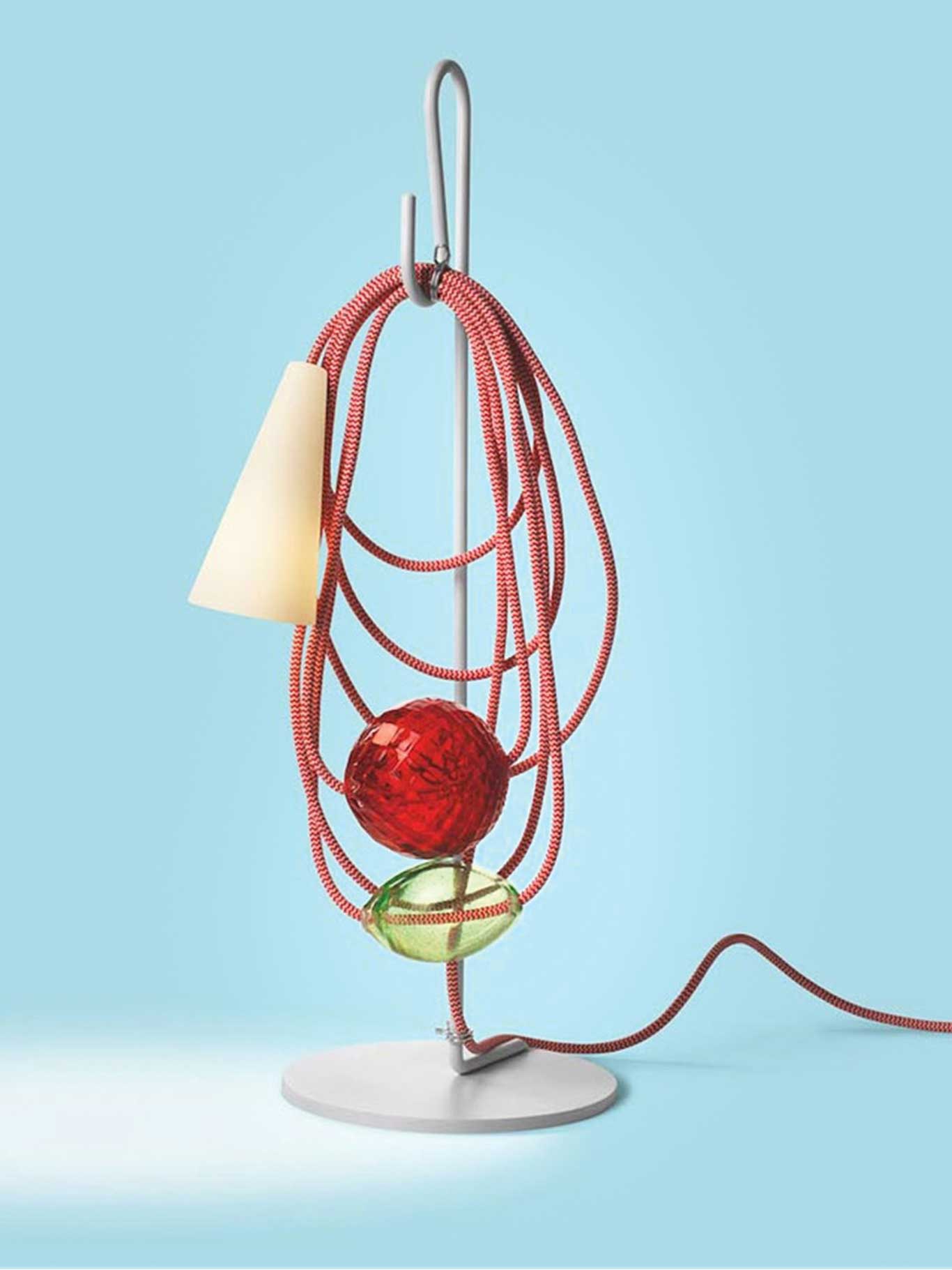 Kunstvoll verdrehtes Kabel im Dialog mit erlesenem Glashandwerk: Stehlampe »Filo« für Foscarini (Design: Andrea Anastasio). foscarini.com