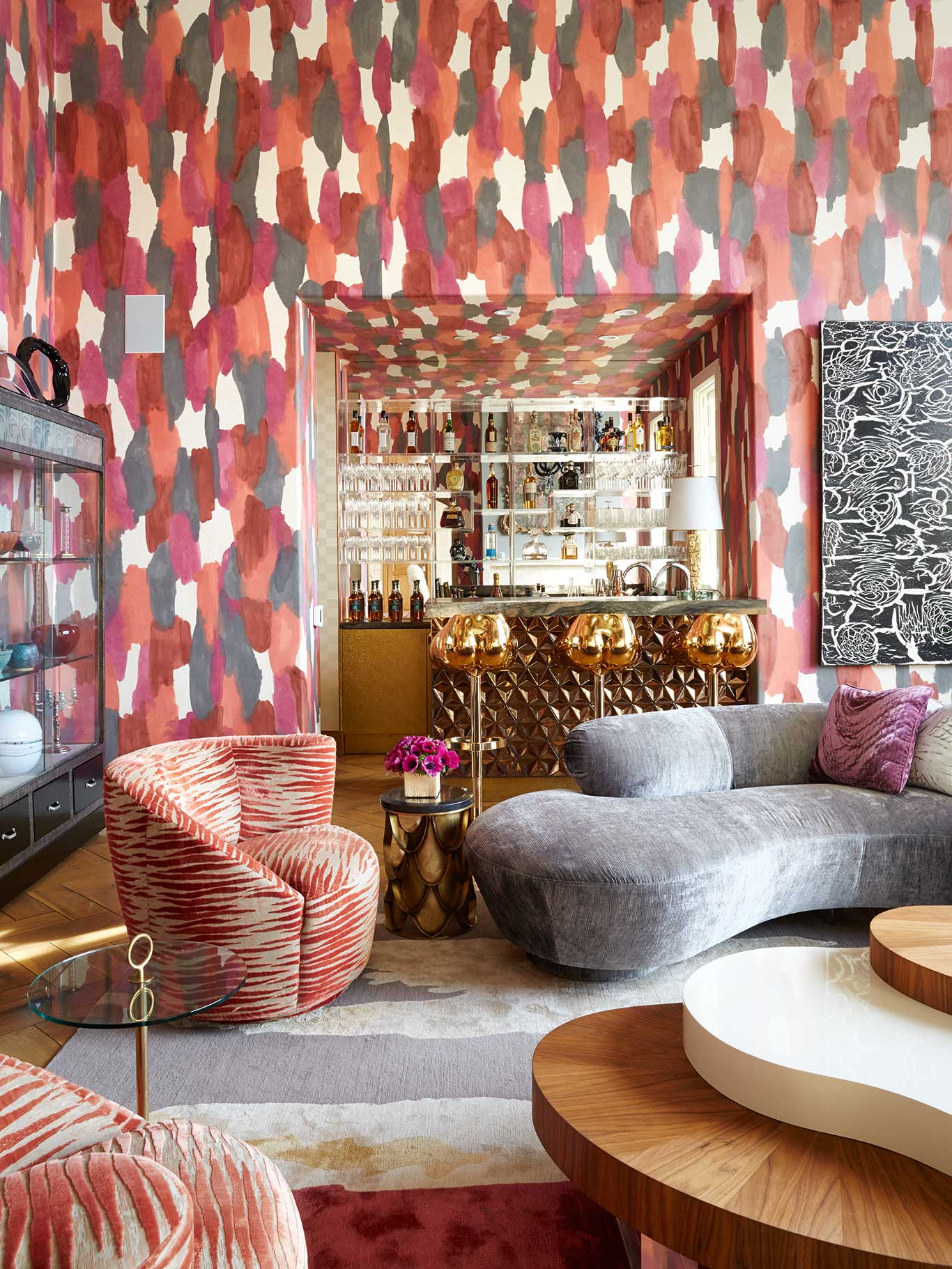 Drinks in den Hügeln von Los Angeles am Summitridge Drive: ein Bar-Mix aus California Dreaming, farbintensiver Kunst und Boutique-Möbeln aus verschiedenen Epochen. storminteriors.com