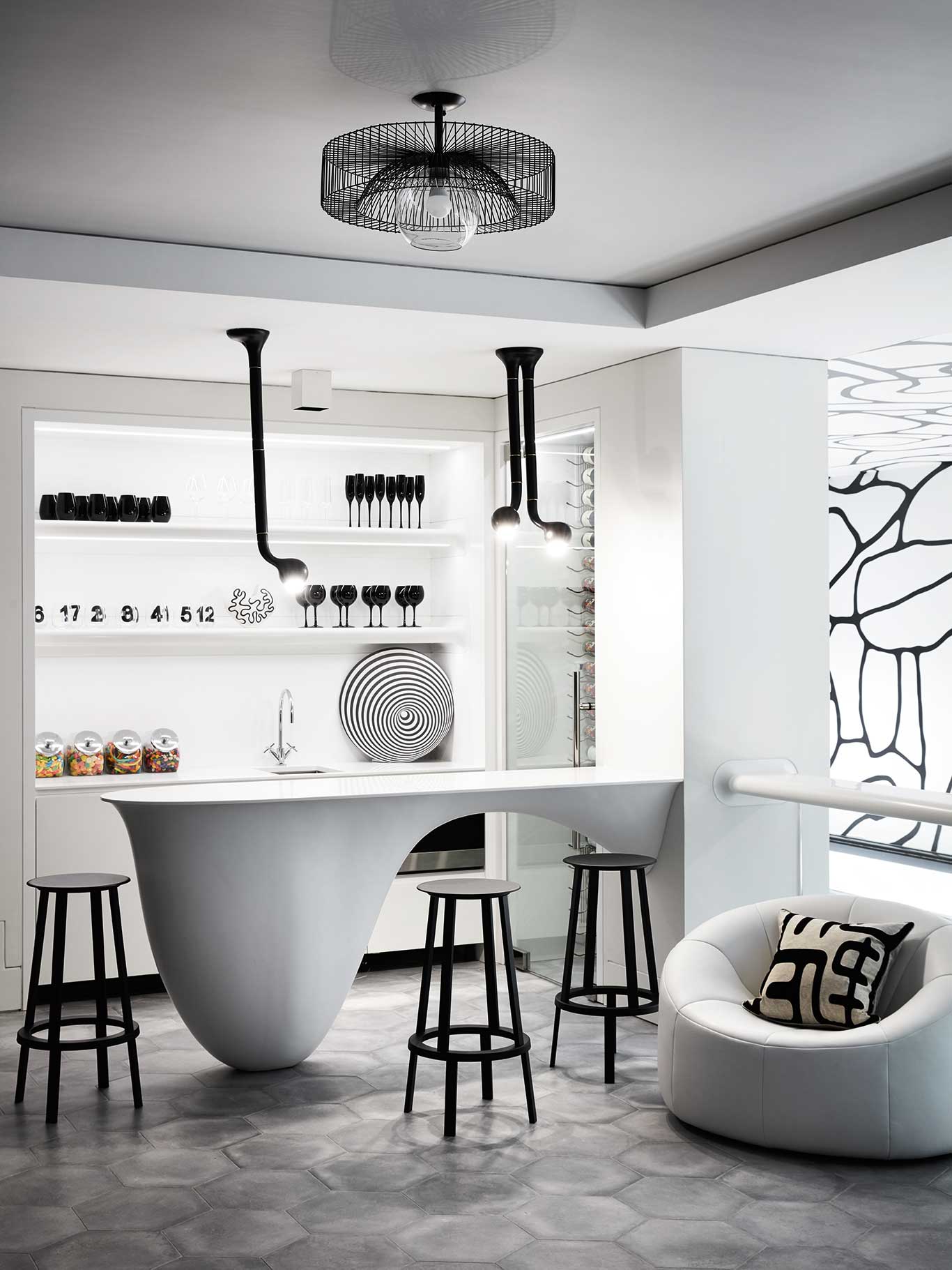 Ein Hingucker: Die New Yorker Designerin Kelly Behun rückte eine weiße Theke aus dem Werkstoff Corian ins Zentrum der Bar in einer von ihr eingerichteten Villa in den Hamptons.&nbsp;kellybehun.com