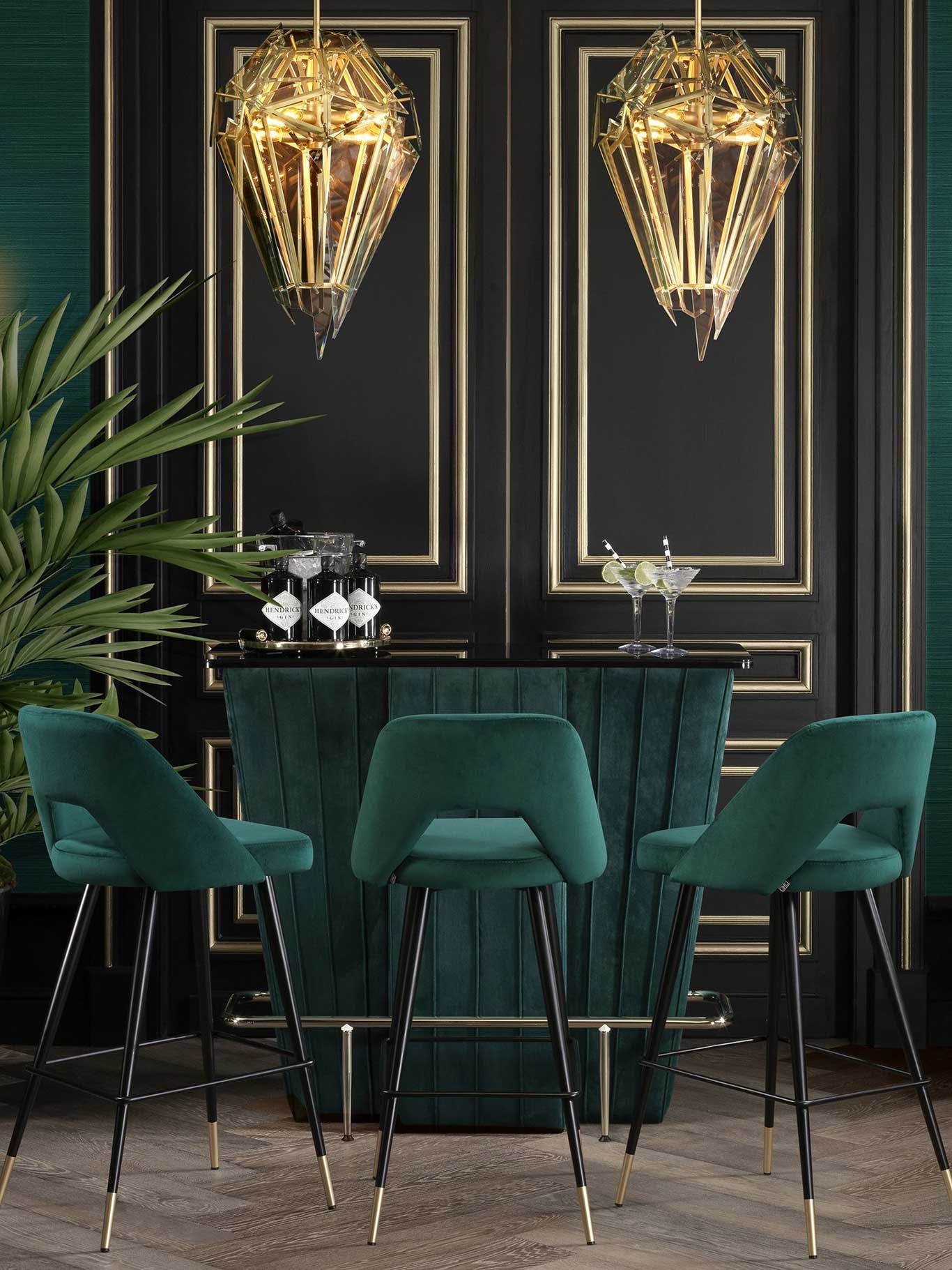 Die opulente Bar »Bolton« von Eichholtz bringt mit grünem Samt ein wohliges Gefühl in jeden Raum. eichholtz.com
