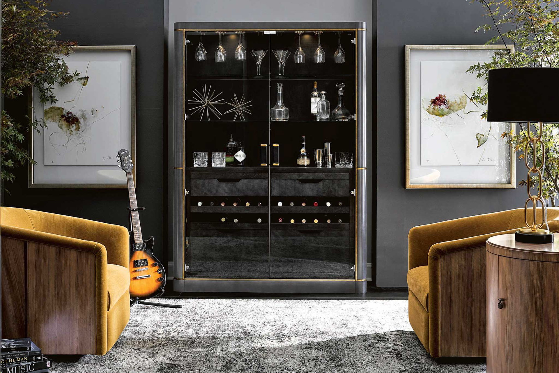 Bodenständiger Style für Rocker und Leute, die ihr Trink-Arsenal gerne zur Schau stellen: Barschrank »Esky« des Herstellers aus dem texanischen Grapevine. stacyfurniture.com