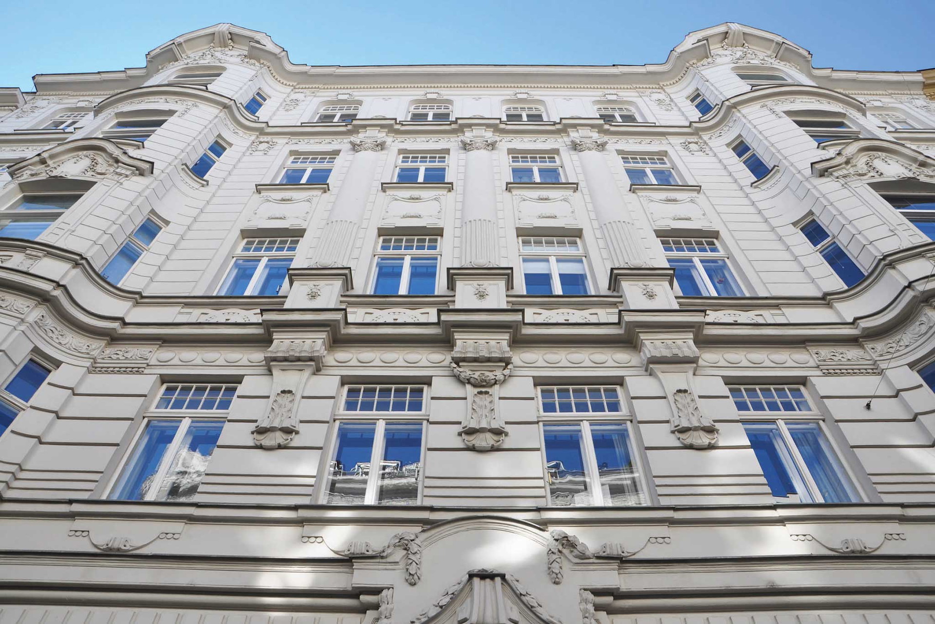 Teilsanierte Zinshäuser wie hier im 2. Wiener Gemeindebezirk sind heiß begehrt. Mit ca. 6 Millionen Euro ist man dabei. hudej.com