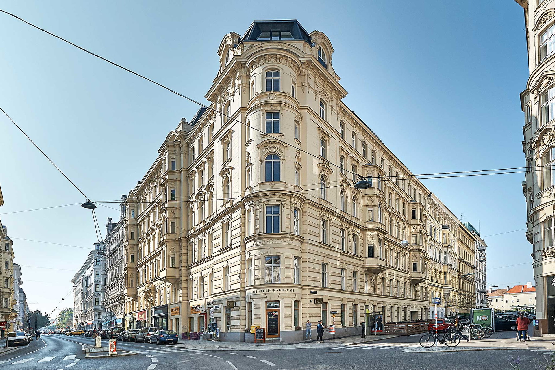 In der Garnisongasse steht ein Eckhaus mit wunderschönen Erkern und Dachausbau zum Verkauf. jpi.at