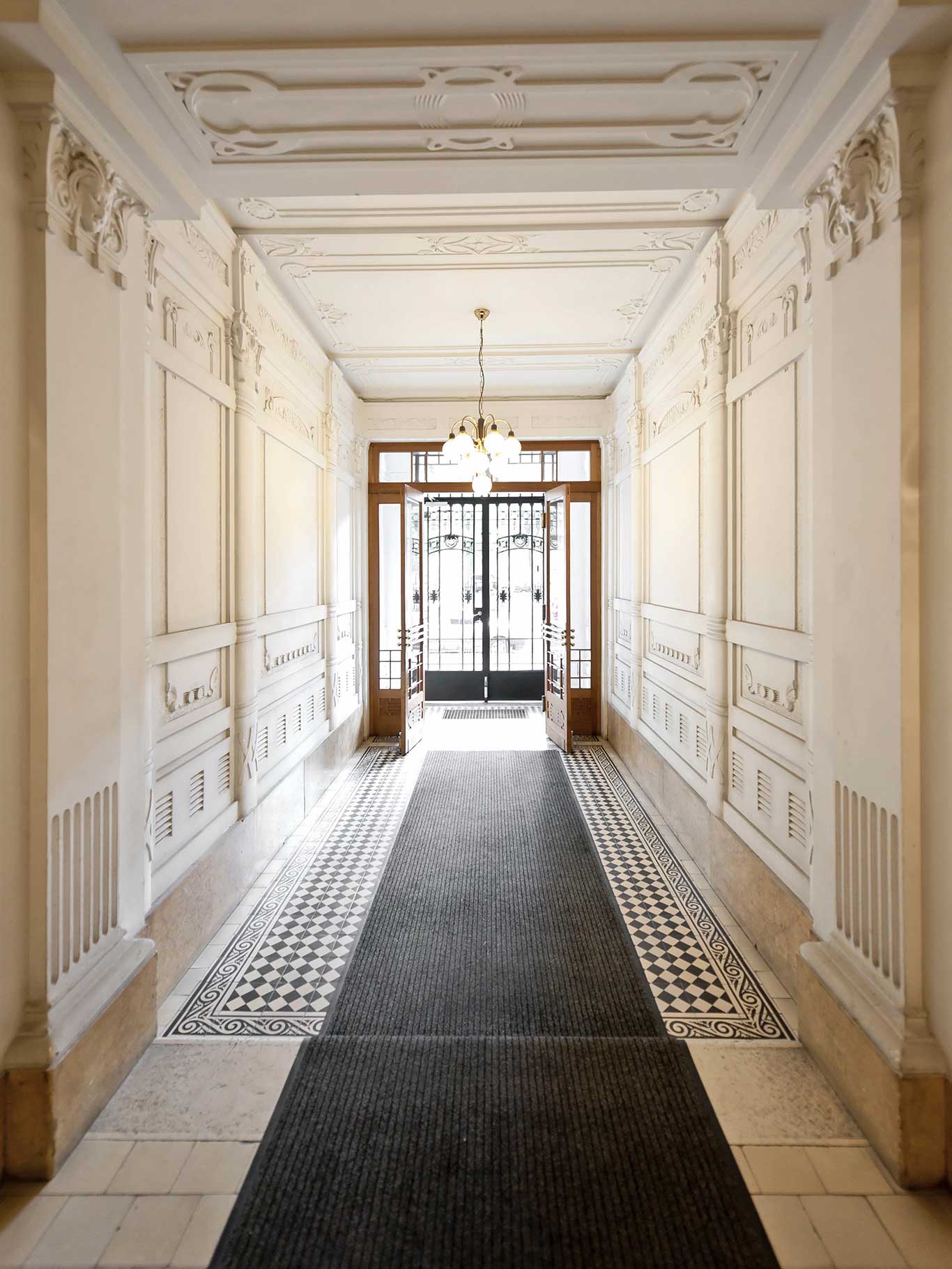 Es gibt kaum etwas, dass so viel Wiener Flair versprüht wie eine Eingangshalle aus der Gründerzeit. arnold-immobilien.at