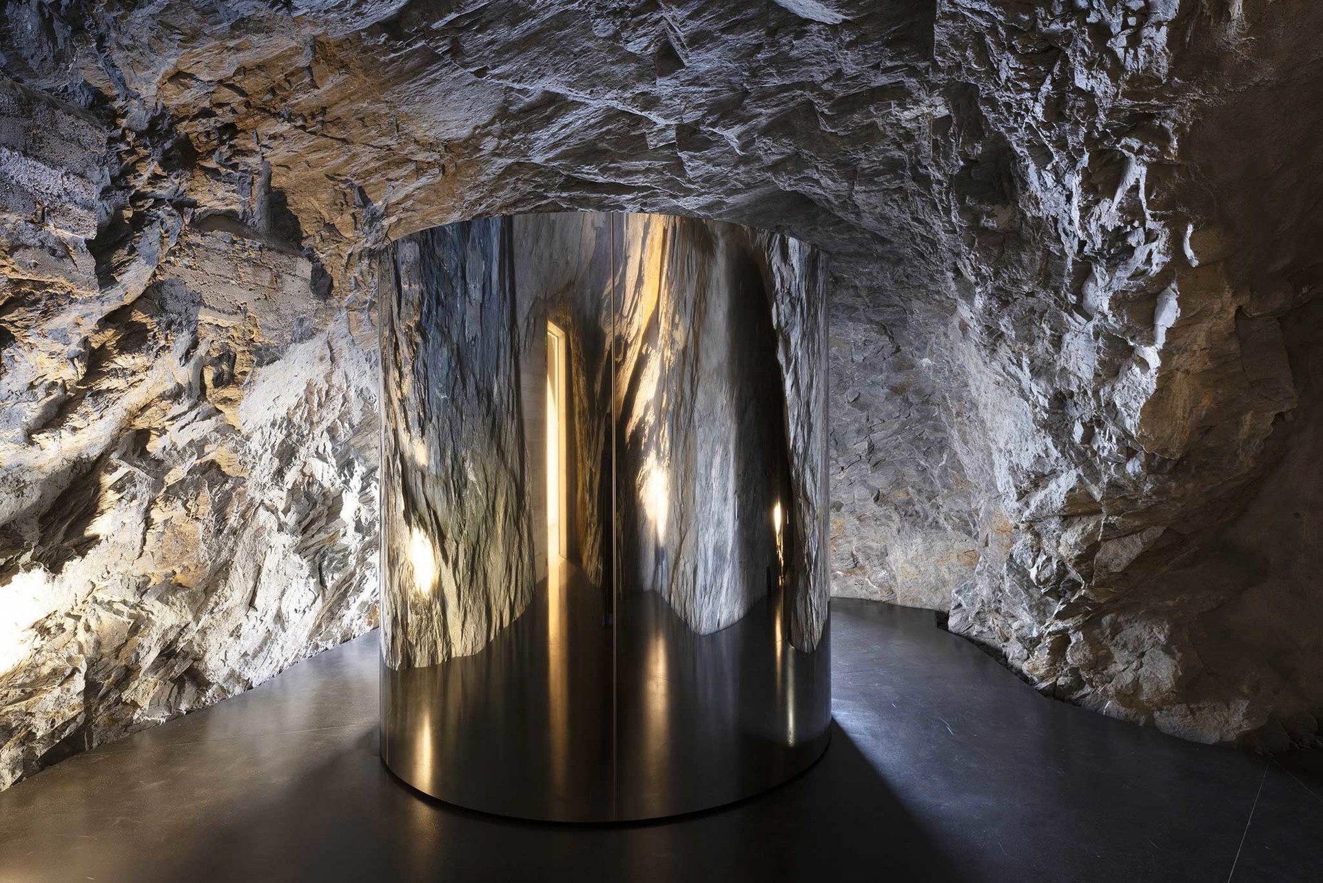 Der neue »Place to be« im Engadin: hier die Skulptur von Mirosław Bałka. muzeumsusch.ch