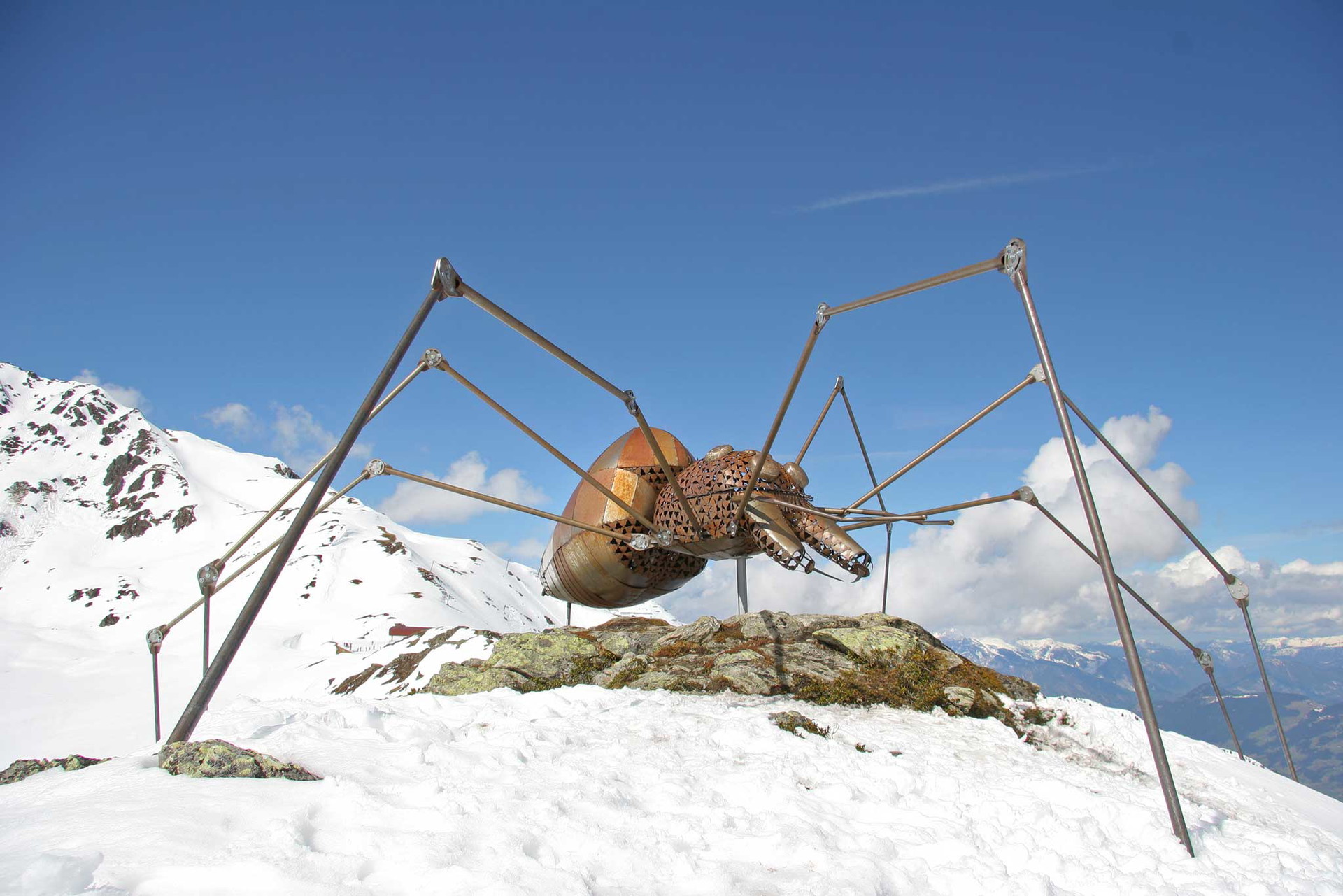 Mit zwei Stahlkonstruktionen begann die »Kunst am Berg« in der Lifestyle-Hütte im Hochzillertal. kristallhuette.at