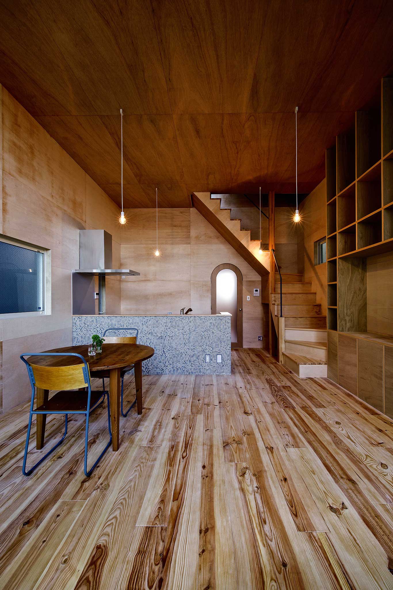 Coo Planning, Haus in Sayama, Japan. Wohnen wie im Inneren eines Instruments: Dieses Haus für eine vierköpfige Familie bei Osaka hat ein Herzstück aus warmen Holzoberflächen. cooplanning.com