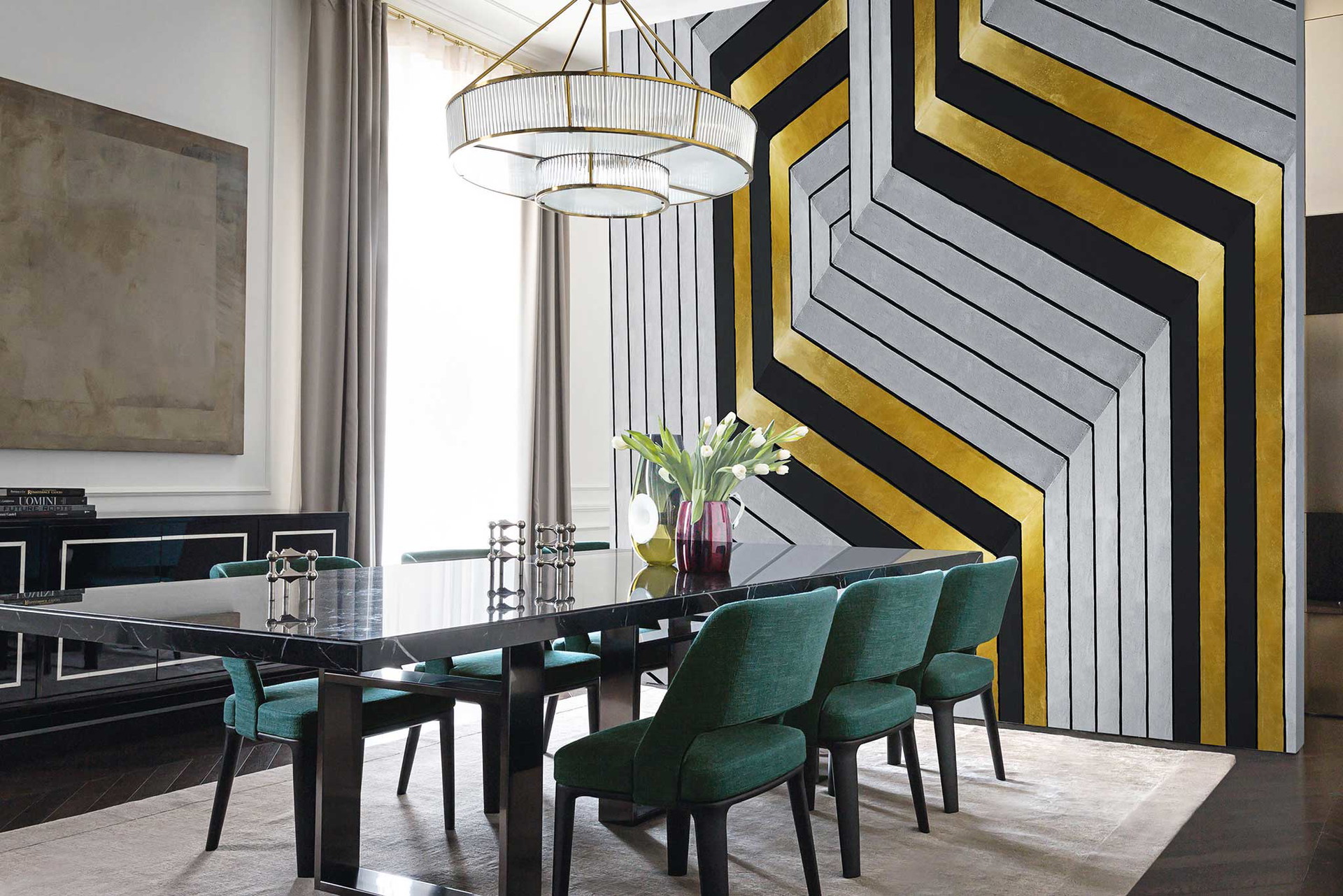 Art Déco Weniger ist mehr. Aber manchmal ist mehr einfach mehr. Und das kann dann durchaus auch Auge und Seele erfreuen – wie etwa beim großen Art-déco- Revival, das sich bereits angekündigt hat und uns nun mit voller Wucht trifft. Luxuriöse Materialien wie Marmor und dunkle Edelhölzer, verspielte Elemente, geometrische Muster und eine Extraportion Dekoration begleiten das Stil-Comeback. Dazu gesellen sich dann noch Samt, Velours und natürlich viel Gold und Chrom. Richtig angewendet, bringt Art-déco dann Räume mit der subtilen Eleganz des Dekadenten zum Glühen.