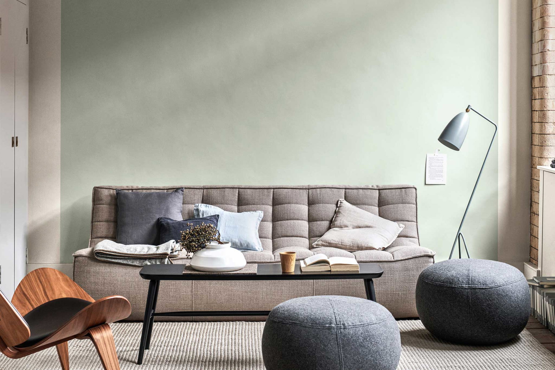 Farben Farbtrends sind eine unterhaltsame Angelegenheit. Jahr für Jahr werden über diverse Foren und Kanäle Key-Colours ausgerufen, danach wird abgewartet und geschaut, was sich durchsetzt. Gute Karten für 2020 habe vor allem Grün- und Minztöne, besonders Neo-Mint. »Eine extrem spannende Farbe. Sie ist modern und futuristisch, erinnert aber gleichzeitig an die Natur«, zeigt sich Farbexpertin Claudia Schober begeistert. Zudem macht man nichts falsch, wenn man auf Pastelltöne, Weiß- und Graunuancen setzt, weil man damit ruhige Sachlichkeit transportiert. Wer es kräftiger will, entscheidet sich am besten für aquatische Blautöne und greift dann in den Komplementärfarbtopf, wo Orange und Rot auf einen warten.