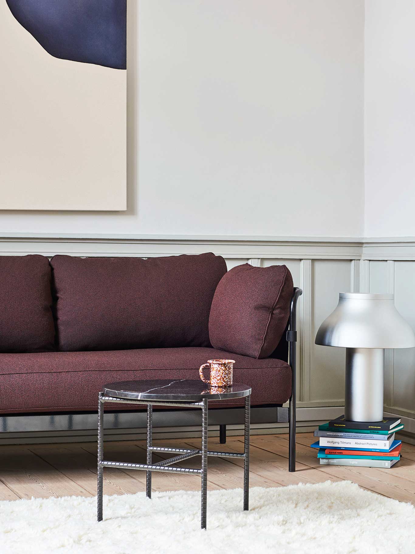 New Scandi Chic Skandinavisches Design prägte die Zehnerjahre. Begriffe wie Hygge und Lagom machten die Runde, Connaisseure schwärmten von norwegischen Kreativen und feierten die finnische Gestaltungskunst. Scandi Chic ist nach wie vor ein Riesending, wird aber jetzt neu interpretiert. Weiß, Grau, Schwarz und Holz bilden wie gewohnt die Basis, man bricht die cleane Hegemonie aber mit neuen Farbkonzepten auf. Hoch im Kurs stehen dabei Pastelltöne, aber auch Kräftigeres wie sattes Rot, spritziges Grün oder gar knalliges Orange. Treffen können die Farbtupfer so ziemlich jedes Int-erieurstück – vom Sofa über den Stuhl und die Vase bis hin zur Teekanne.