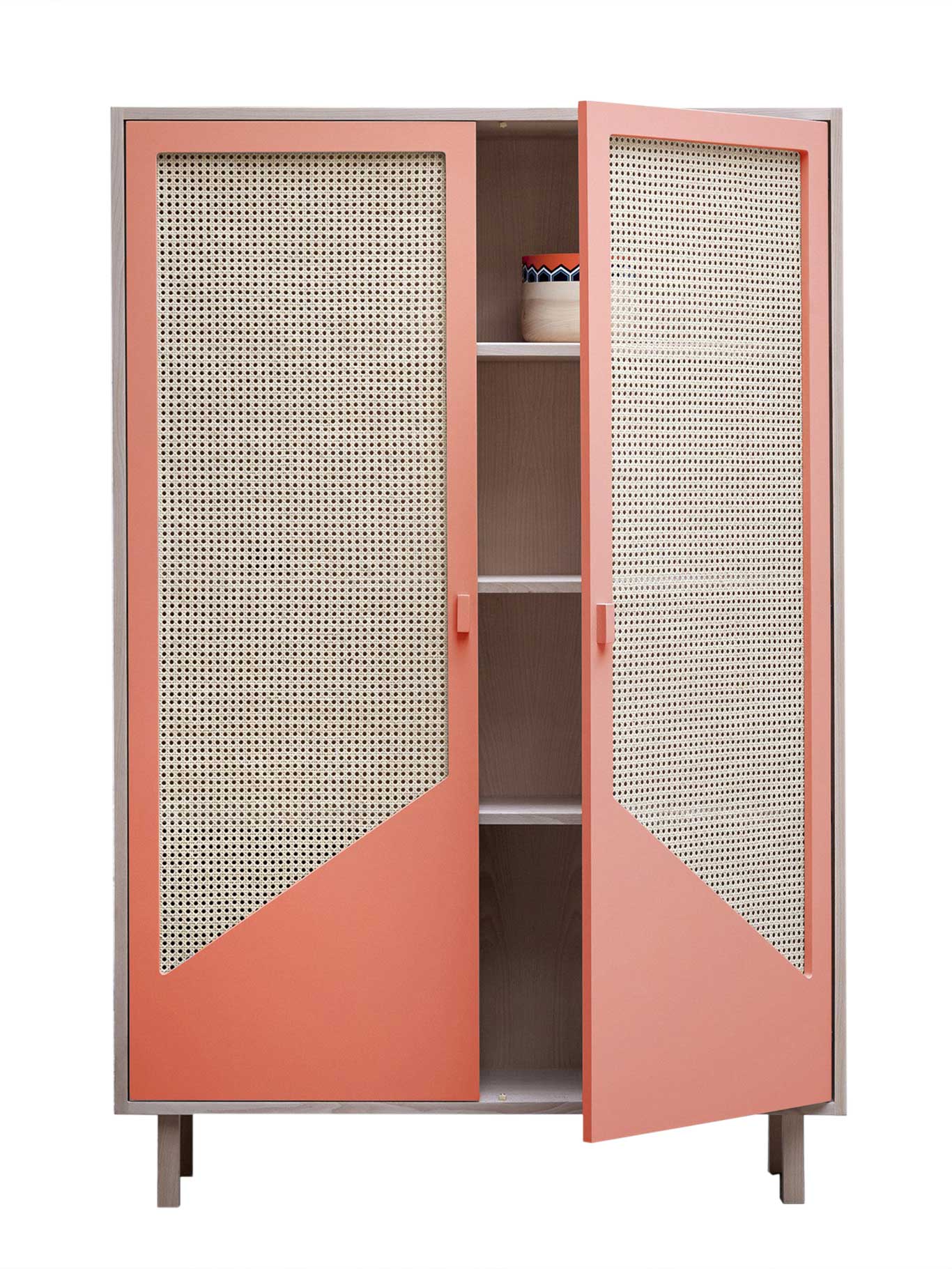Materialmix Schwer im Trend liegen Designarbeiten mit hohem Strohanteil. Gern verarbeitet mit farblicher Raffinesse.