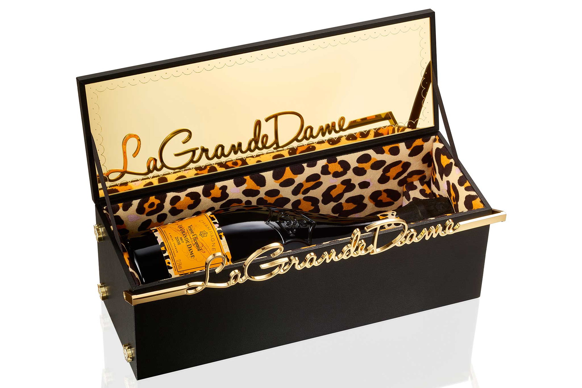 Veuve Clicquots&nbsp;neuester&nbsp;Coup: die Kollaboration mit der britischen Schuh- und Taschendesignerin Charlotte Olympia. Für&nbsp;die Prestige-Cuvée, hat die Britin eine Box entworfen, deren Konturen an die Vanina Clutch von Charlotte Olympia erinnern. Ein goldener Schriftzug als Verschluss offenbart im Inneren, umhüllt von einem seidig-goldenen Stoff im Leopardendesign, die limitierte Edition der La Grande Dame 2006. clos19.com