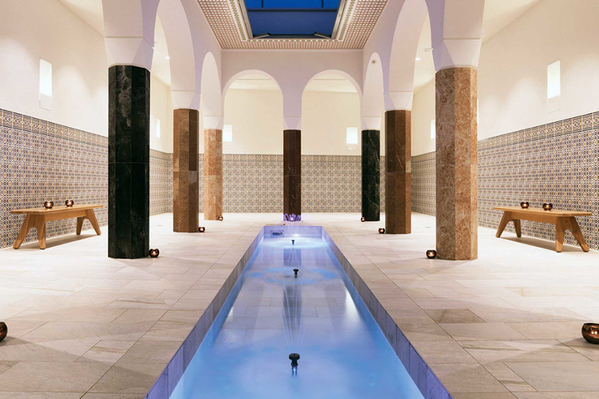 Therme Geinberg5: Ein Hauch von Orient in Oberösterreich. Das Spa Resort Geinberg5 im Innkreis wurde von Architekt Arkan Zeytinoglu mit einem Hamam ausgestattet. geinberg5.com