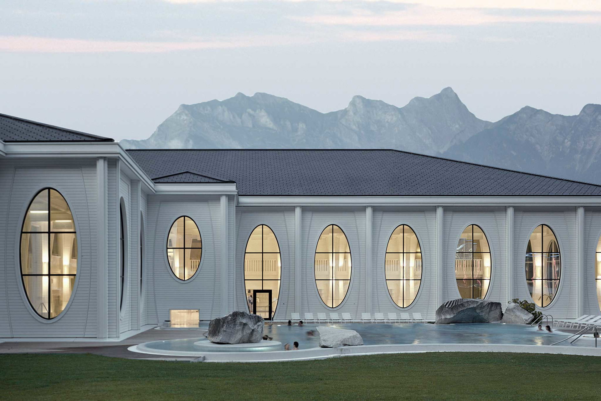 Tamina Therme, Grand Resort Bad Ragaz: Die Tamina Therme mit ihren ovalen Öffnungen und ihrem komplett weißen Interieur wirkt wie ein Märchenpalast aus Stein gewordenem Badeschaum. resortragaz.ch
