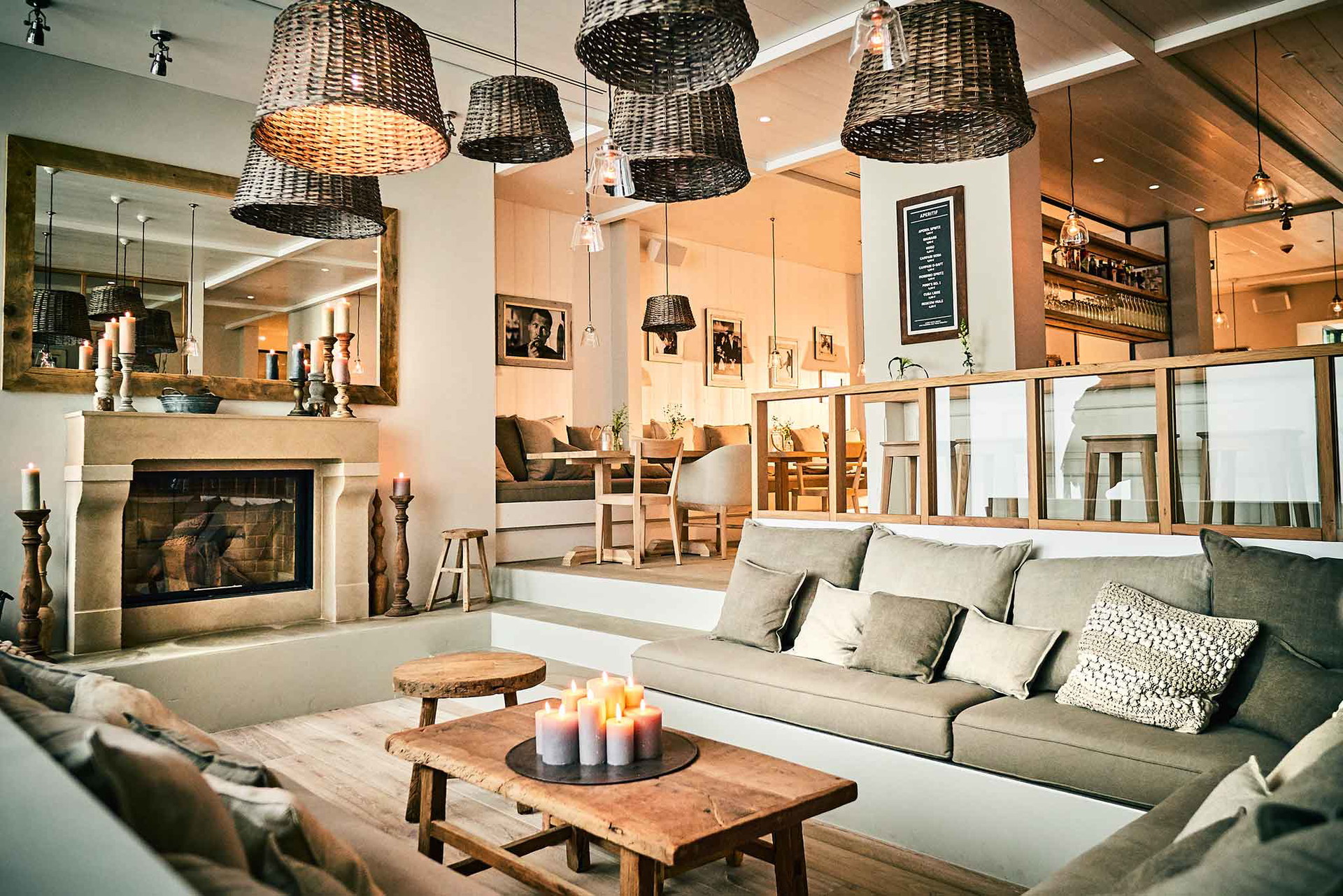 Holz, erdverbundene Farben, natürliche Materialien: Die Lounge im ehemaligen Pool eines von Schweiger umgebauten, 120 Jahre alten Ostsee-Hotels.