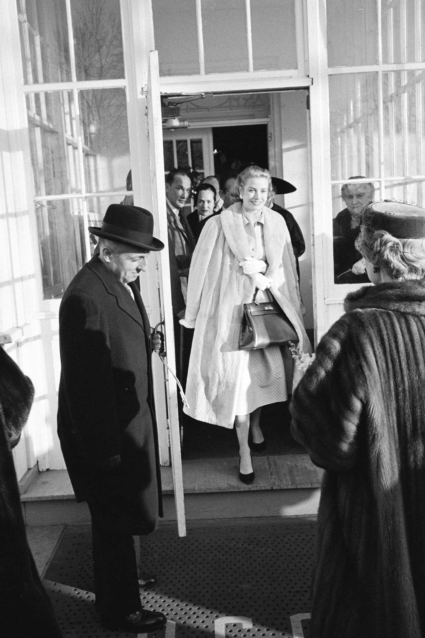 Grace Kelly versteckte hinter der später nach ihr benannten Tasche von Hermès ihren Babybauch.&nbsp;