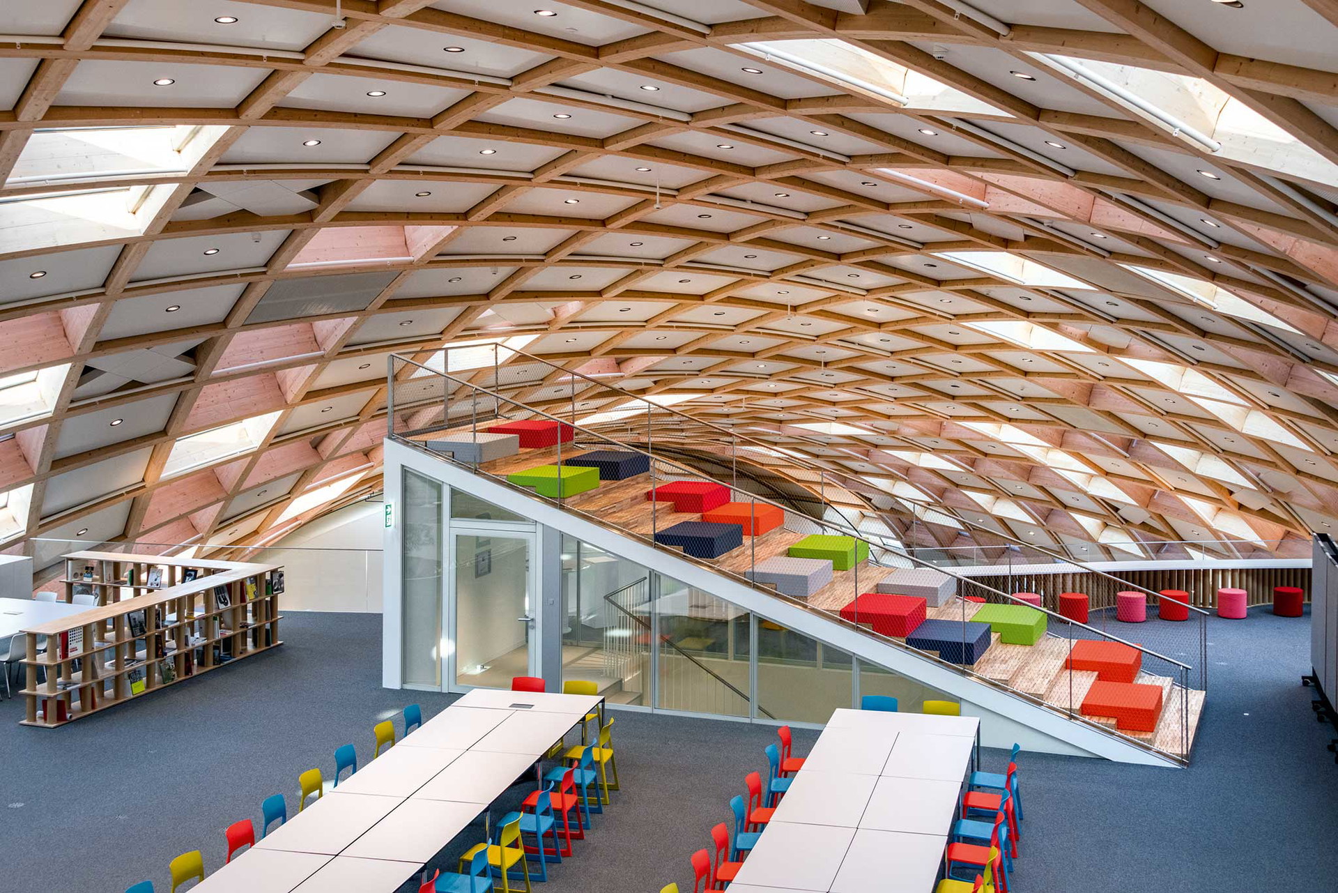Die Cité du Temps gilt als Ort handwerklicher und bautechnischer Präzision. Der japanische Architekt Shigeru Ban schuf mit dem Swatch Omega Campus in Biel ein Vorzeigebeispiel aus dem nachwachsenden Rohstoff Holz.&nbsp;shigerubanarchitects.com citedutemps.com