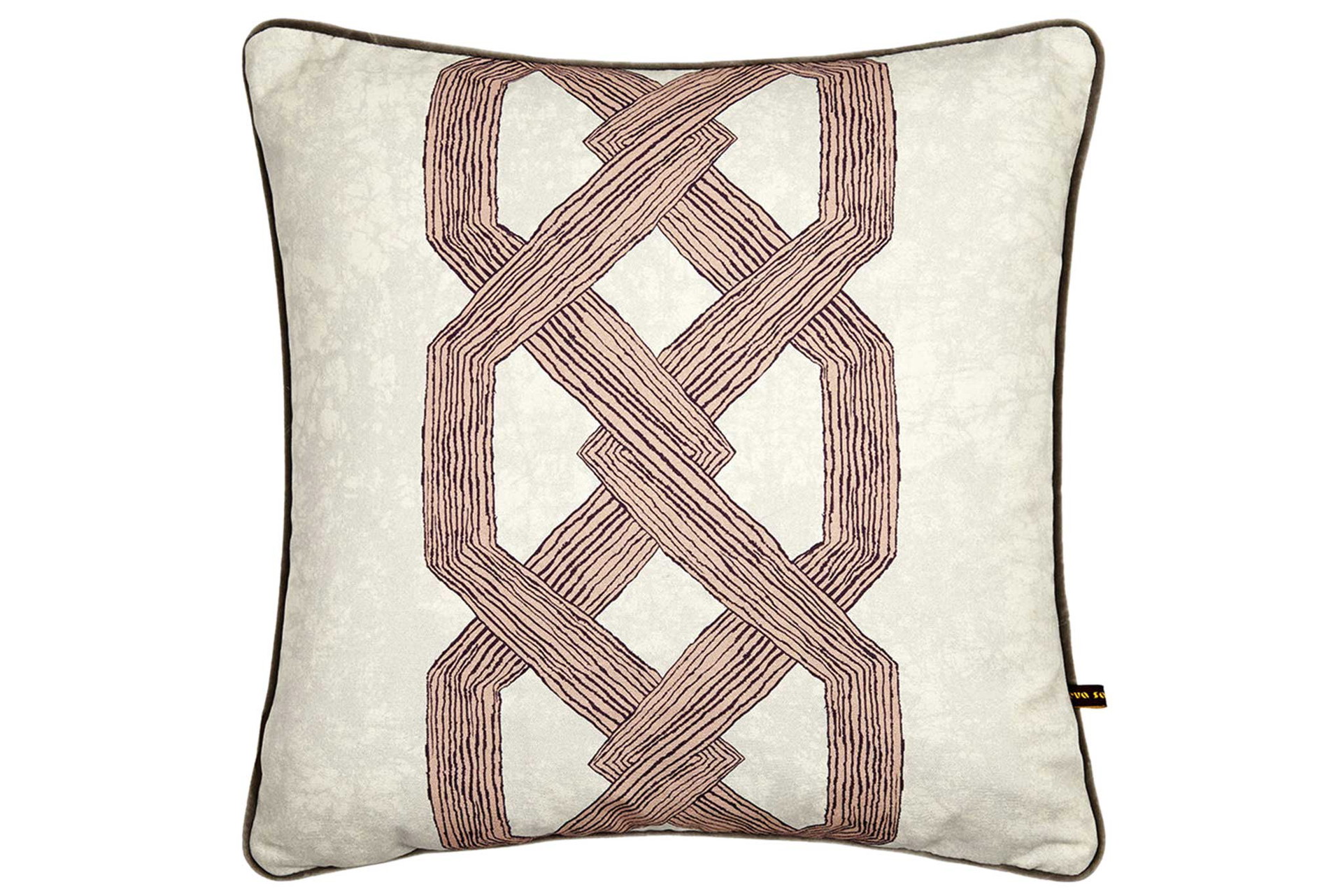 Gut bei Kaminfeuer kuscheln lässt es sich unter anderem mit dem Kissen »Aluro«, im Kettendesign. Digital-Druck auf Baumwolle und Samt. amara.com