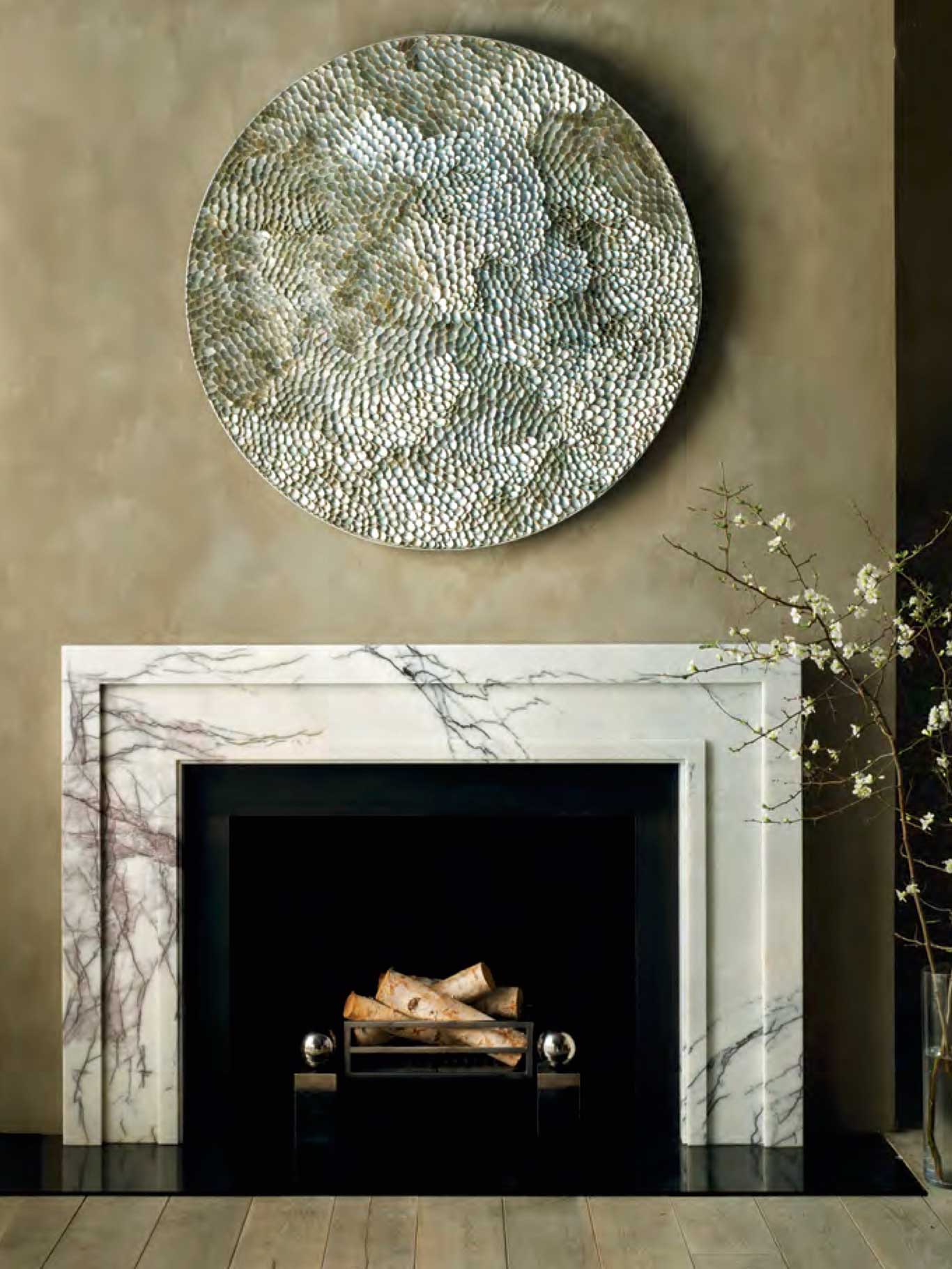 Der Kamin »The Manhattan« verbindet perfekt traditionelle Gemütlichkeit mit moderner Einrichtung. Lila Marmor aus dem Taurus-Gebirge. chesneys.com
