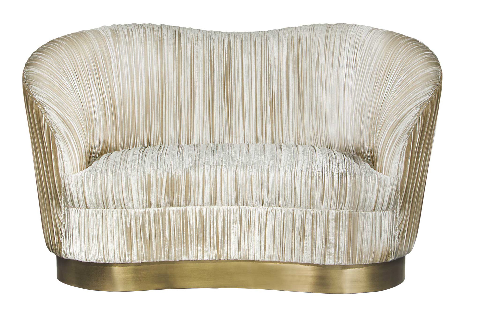 Am liebsten zu zweit sitzen wir auf dem sexy Sofa »Kelly« von Koket. Der in Falten gelegte, samtige Bezugsstoff sorgt zusätzlich für Wow-Momente. covethouse.eu