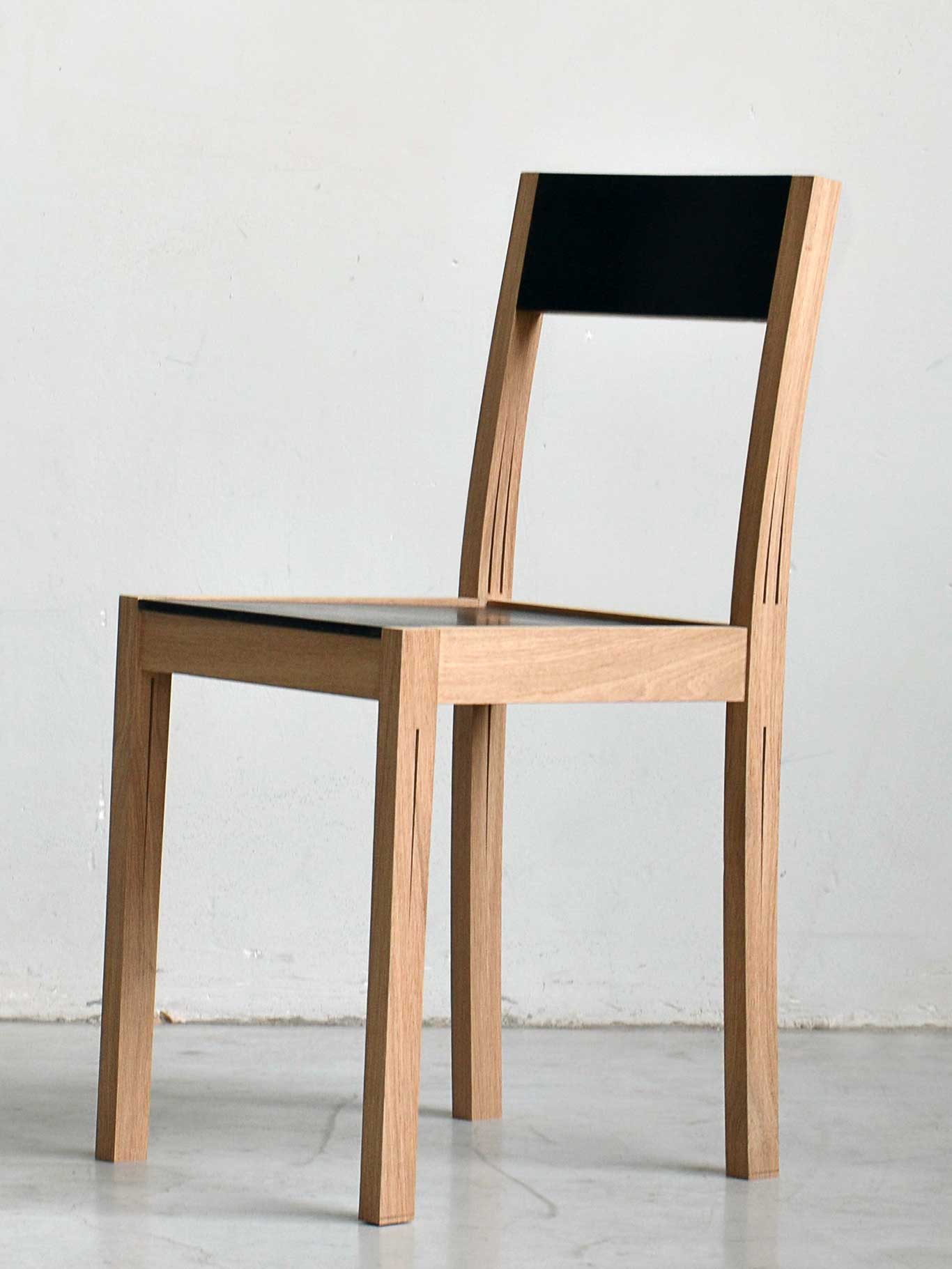 Der »Interstice« Stuhl wurde mit einer neuen Methode gezimmert: Holzteile sind nur teilweise an-gesägt und in gebogener Form verklebt.&nbsp;