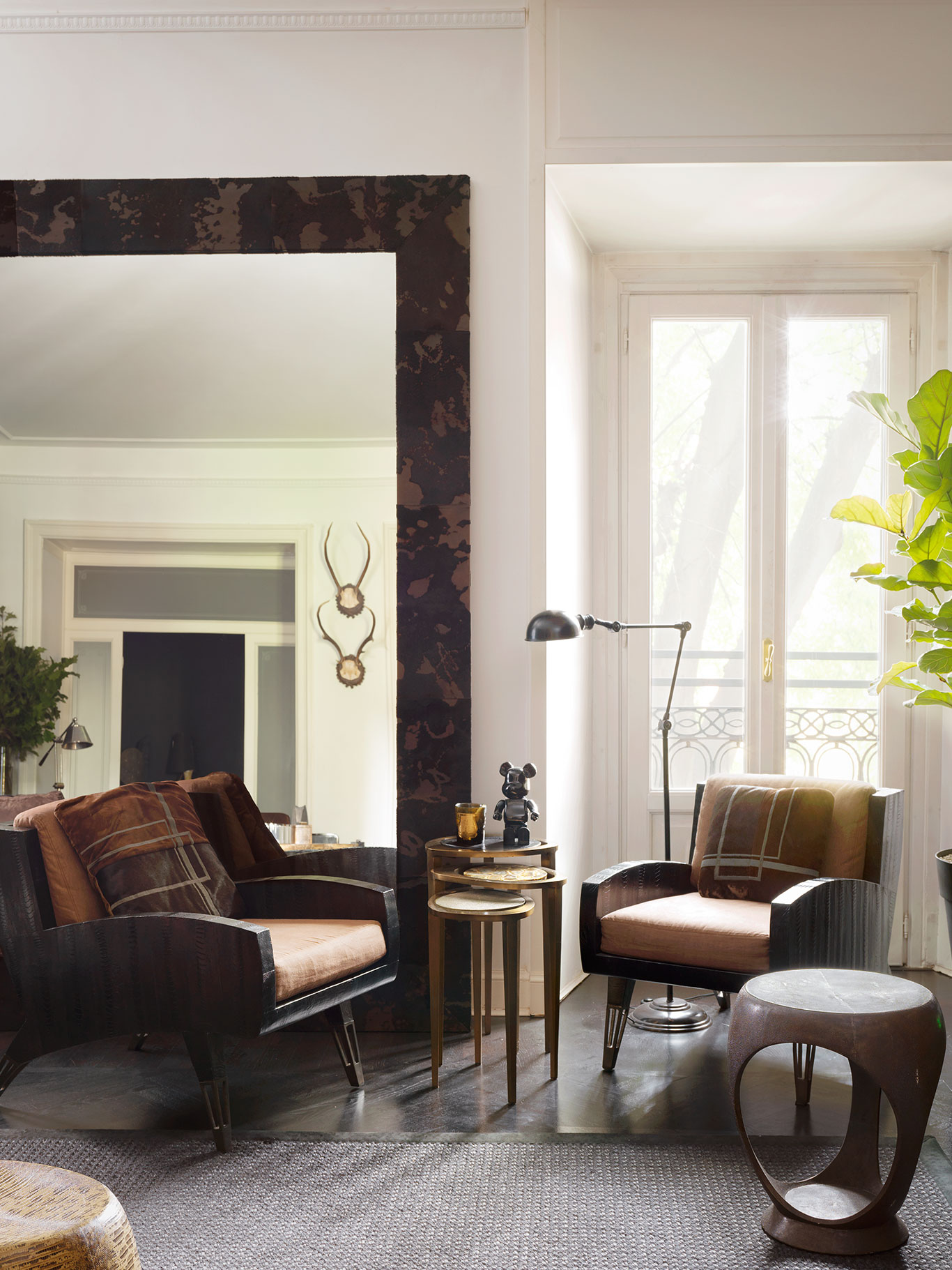 Die »Saint Germain«-Fauteuils und die »Peacock«-Tische im Wohnzimmer sind von R&amp;Y Augousti. Für den Spiegelrahmen wurde sandgestrahltes Rindsleder verwendet.