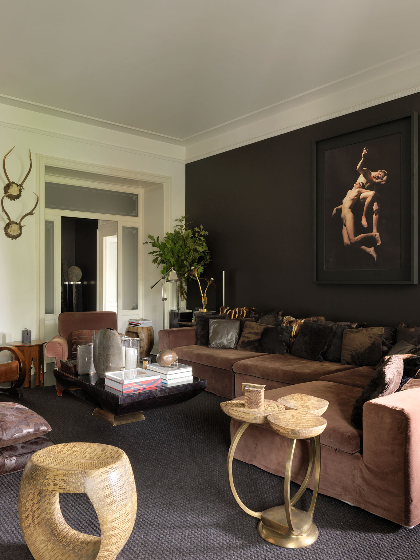Auf dem Ecksofa von Arredamenti Colzani locken unterschiedlich bezogene Pölster. Bild an der Wand: Matthew Strong. Der Fauteuil vor der Tür gehörte Neils Großvater.