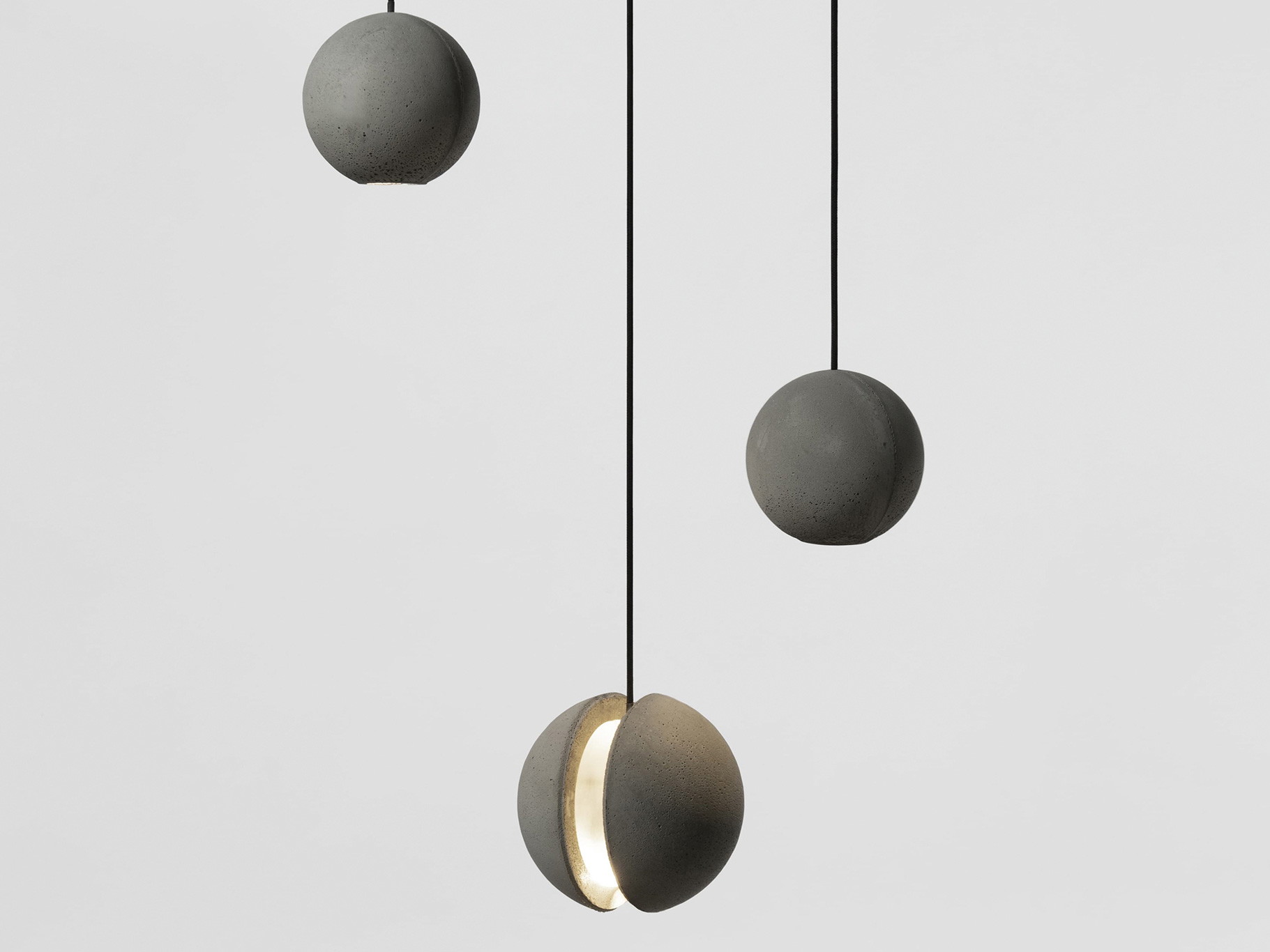 Diese Betonpendelleuchten von Bentu Design heißen&nbsp;ganz einfach »Moon«. Da heult nicht nur der Haushund vor Freude. archiproducts.com