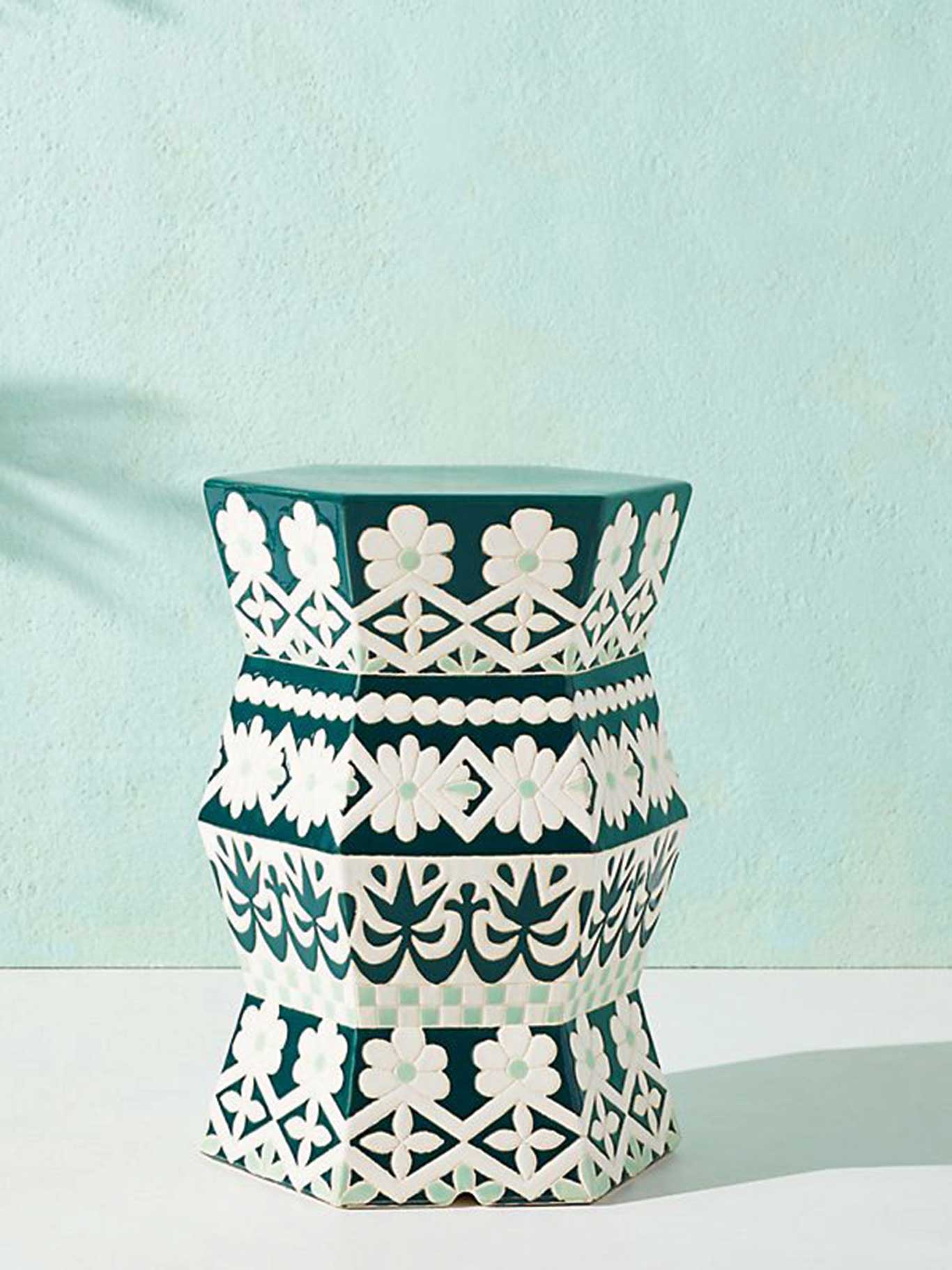 Hocker »Vallarta« zeigt, wie man Outdoor-Möbel zur Mini-Skulptur macht. anthropologie.com