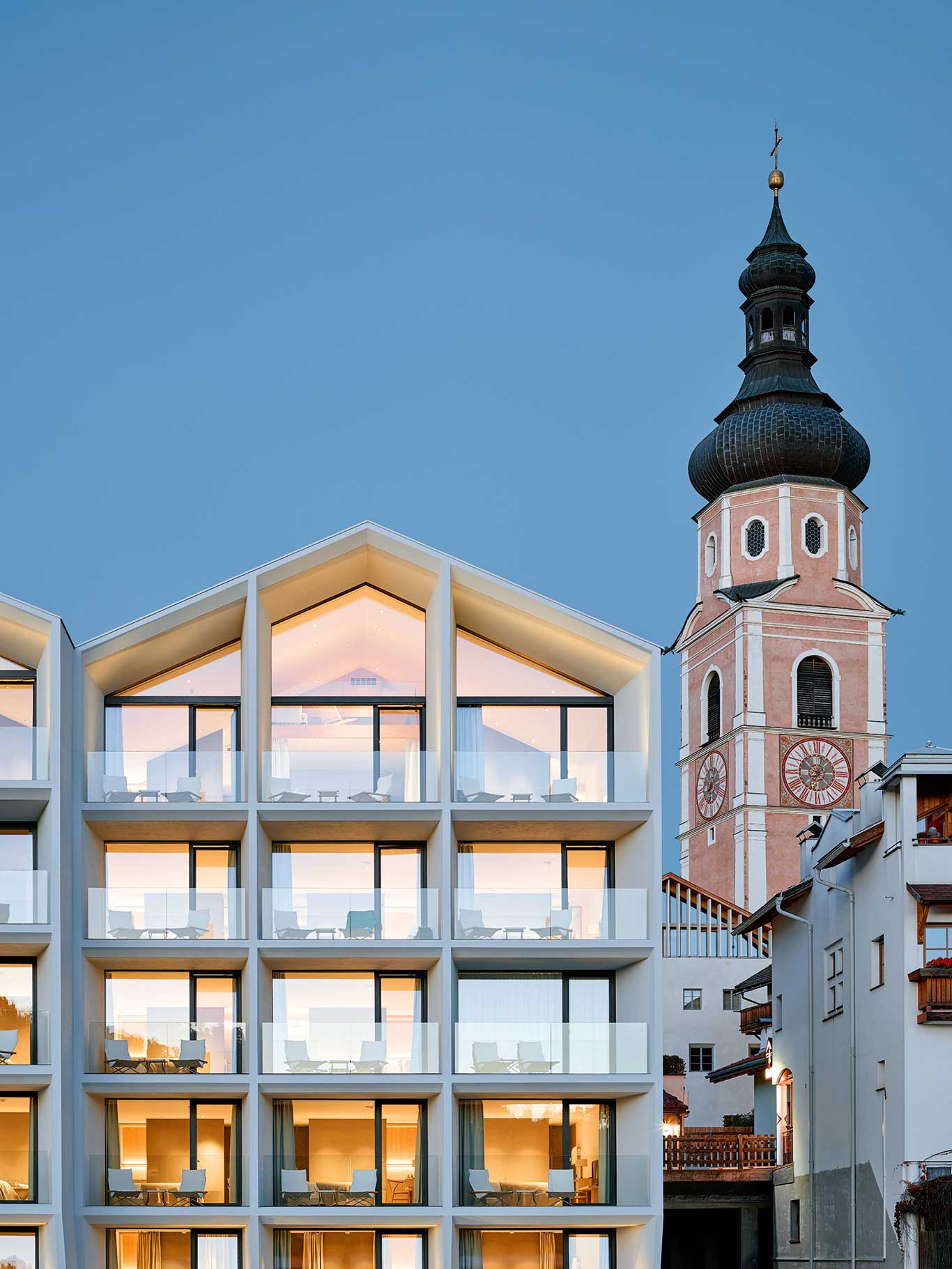 Architektur Designer Martin Schgaguler gestaltete in Kooperation mit dem Mailänder Architekten Peter Pichler das Hotel um. Das Resultat? Alpiner Stil trifft auf avantgardistische Optik. Der moderne Hotelkomplex mit Glasfassade ist ein Blickfang im malerischen Dorf.&nbsp;