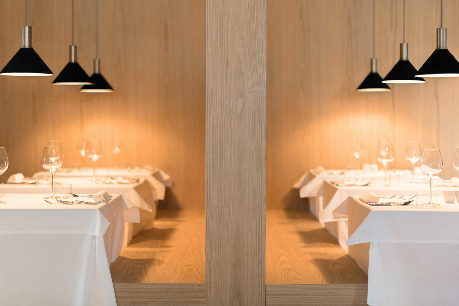 Kulinarik Tradition mit Twist! Alpine Genüsse werden mit mediterranen Einflüssen verfeinert. Restaurantmanagerin und Sommelière Sandra Schgaguler arbeitet mit lokalen Produzenten und pflegt gute Kontakte zu heimischen Winzern.