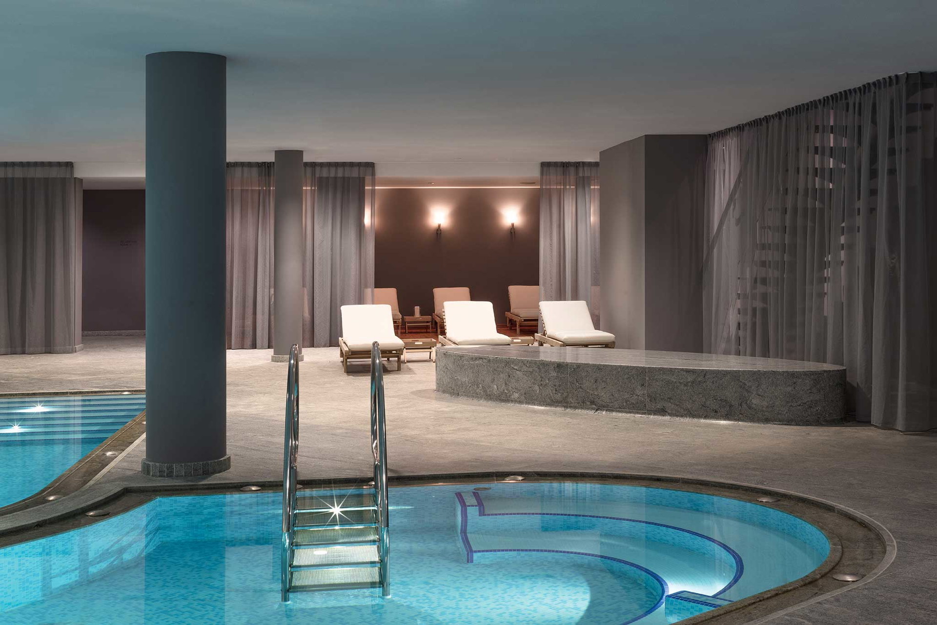 Luxus für die Seele Ob Dampfbad, Sauna oder finnische Kelosauna – hier kommt man ins Schwitzen! Anschließend lockt der Outdoor-Whirlpool mit Blick aufs Gebirge.&nbsp;Activating, Detoxifying und Relaxing: Spa-Managerin Ines Psaier setzt auf kosmetische Treatments mit Produkten von Vitalis Dr. Joseph. Der Südtiroler Hersteller arbeitet mit pflanzlichen Inhaltsstoffen der Region.