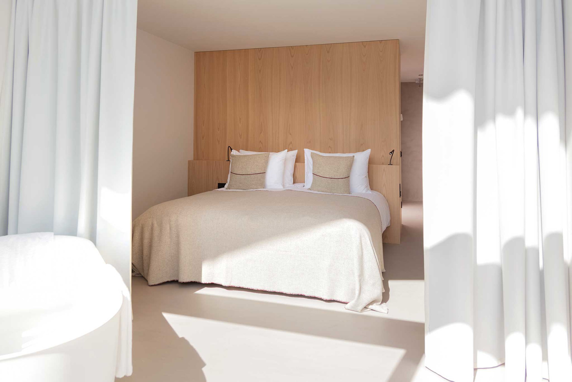 Design In allen 42 Design-Zimmern stehen ein maßgefertigtes Bett aus Kastanienholz und eine weiße Badewanne im Fokus – dennoch gleicht kein Raum dem anderen. Doppelzimmer ab 228 Euro pro Nacht.&nbsp;