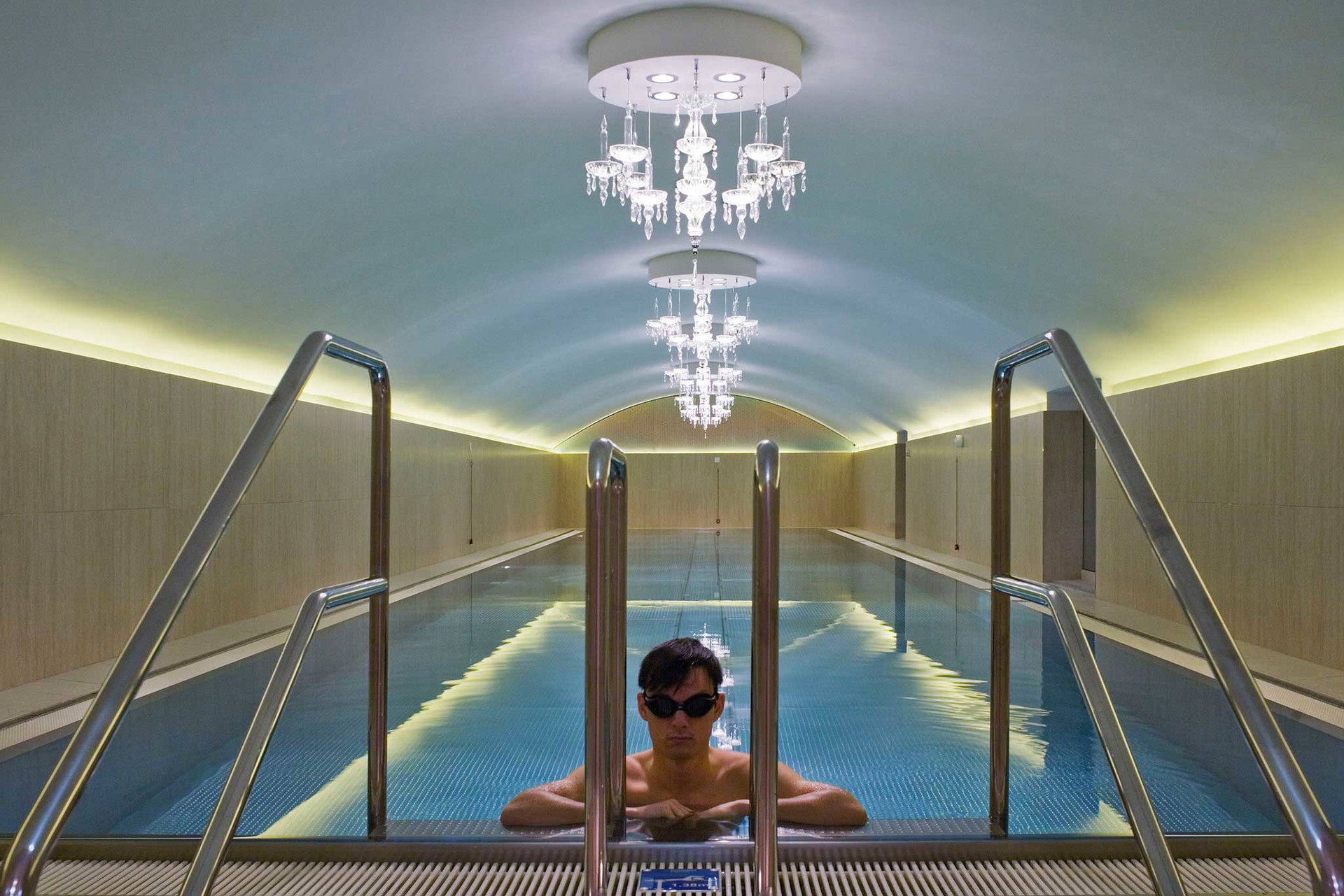 Schwimmen unter Kristalllustern.&nbsp;sanssouci-wien.com/spa-und-fitness