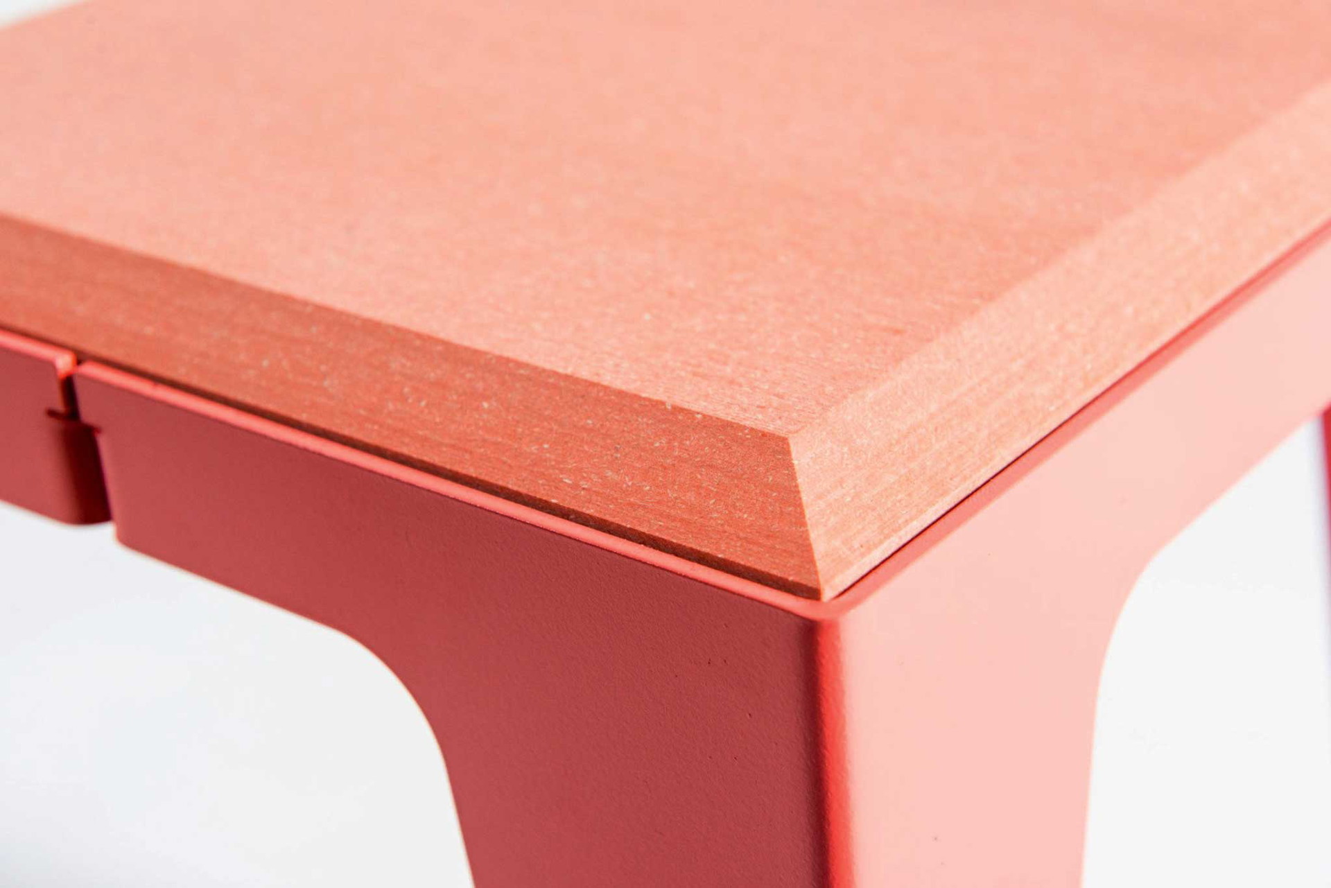 Der eigens entwickelte Holzwerkstoff »Neolign« wird zu 85 Prozent aus erneuerbaren Ressourcen gewonnen und ist voll recyclebar.&nbsp;wye-design.com