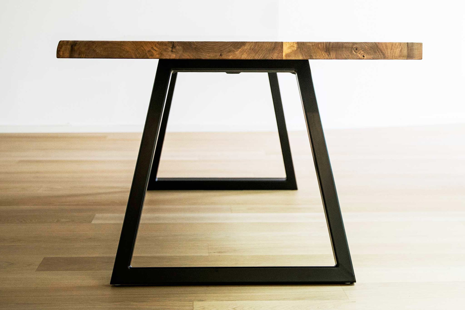Die Tischbeine werden aus schlichtem, hochwertigem Stahl gefertigt und lenken nicht vom Holz selbst ab. Eine klare Linienführung kommt zum Einsatz.&nbsp;tischmitte.net
