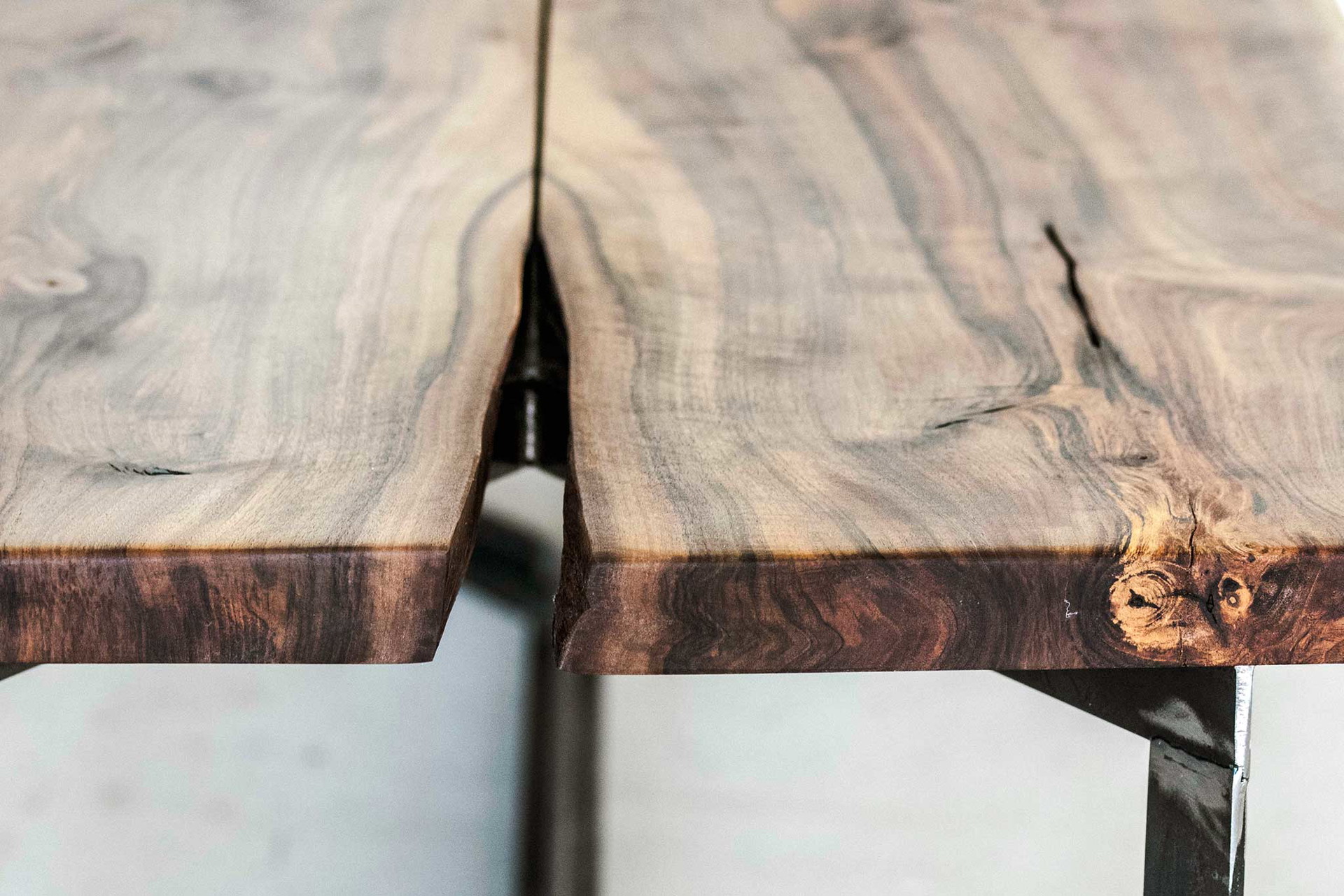 Die Designer von&nbsp;tisch mitte rücken das Holz in den Mittelpunkt und spielen mit&nbsp;Unvollkommenheiten.&nbsp;tischmitte.net