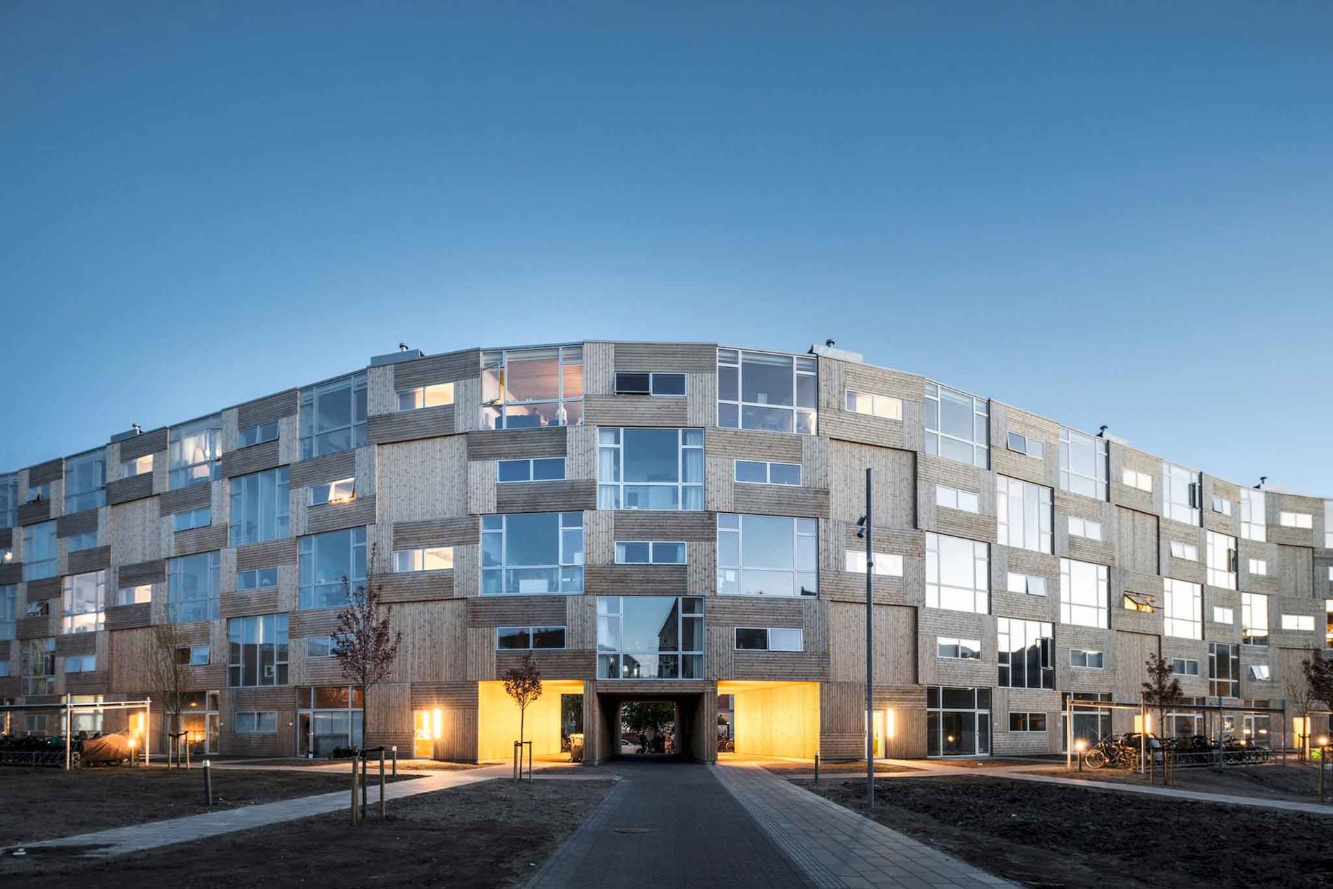 BIG entwarf die Dortheavej Residence in Kopenhagen: 66 Wohnungen, gearbeitet wurde mit vorgefertigten Modulen. Holz und Glas bestimmen die Optik.