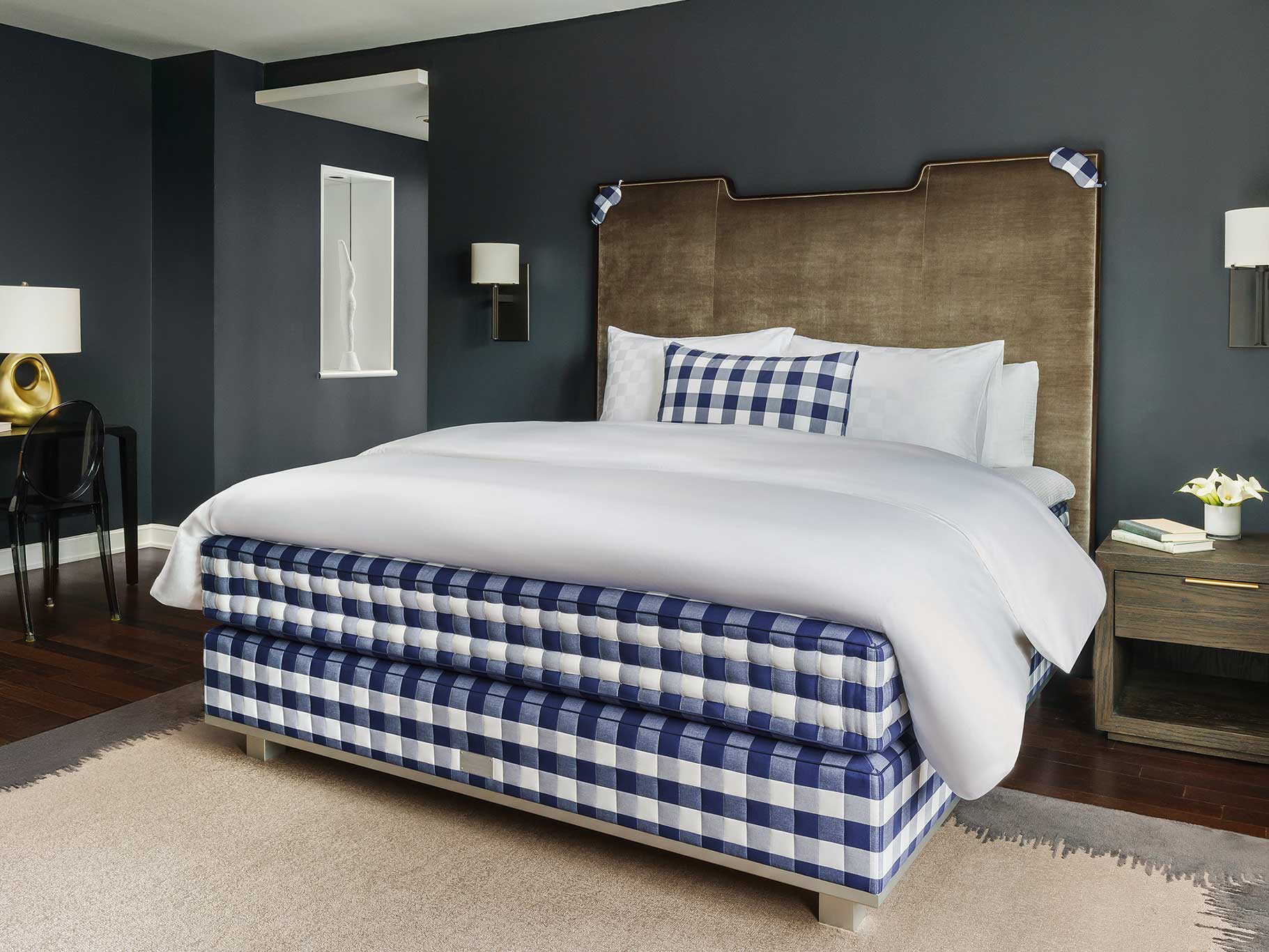 Der schwedische Bettenhersteller Hästens setzt auf hohe Headboards und klassisches Blau – passend zur Lieblingsfarbe der Saison »Classic Blue«. haestens.com