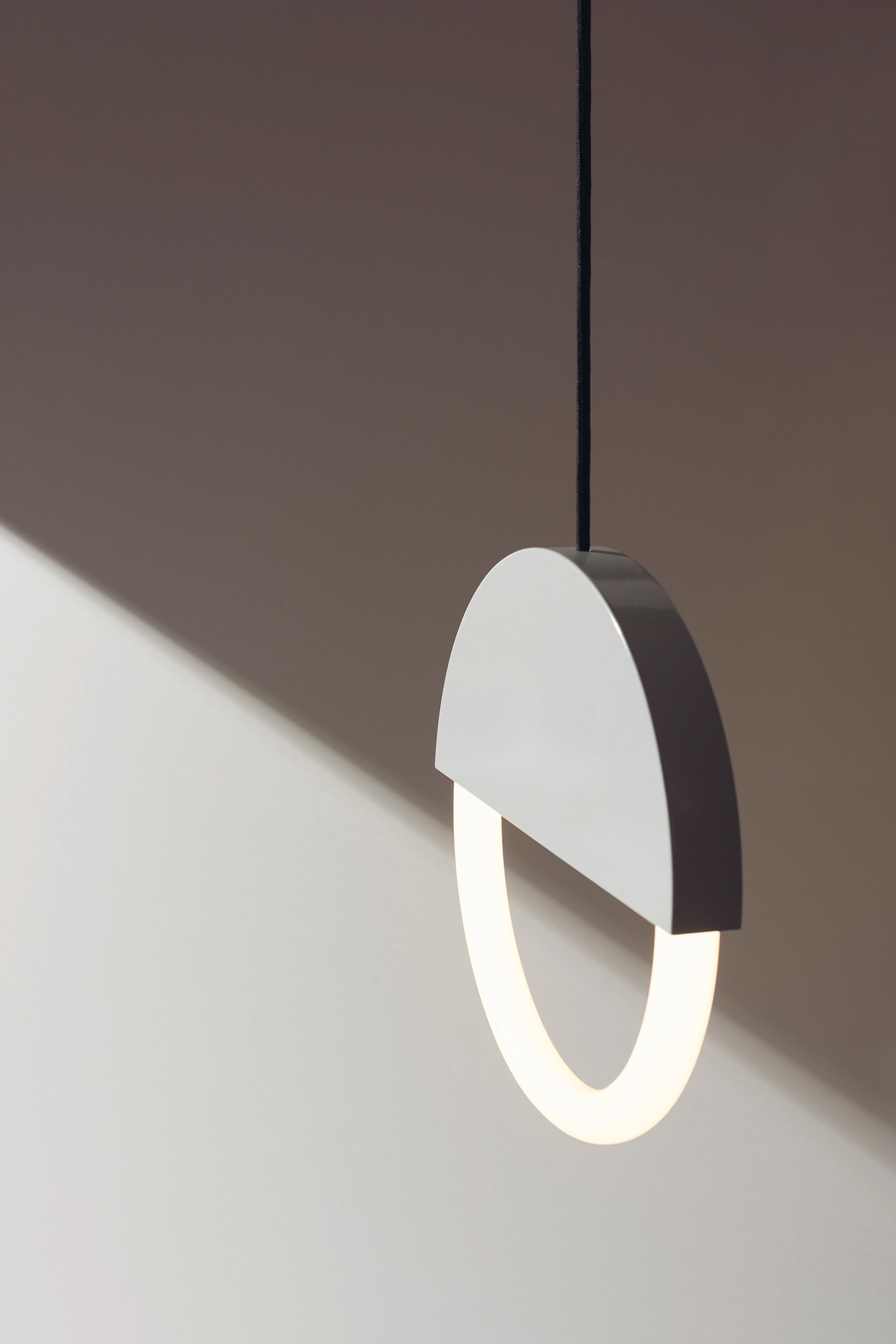 Ein Leuchtring (Osram), der zur Raumskulptur wird: die für das französische Designlabel Eno Studio gefertigte Hängeleuchte »Percent«. enostudio.fr