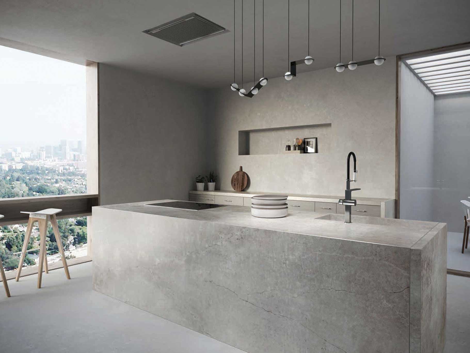 Auch mit Dekton in Zement-Optik lässt sich eine helle, monochrome Küche erschaffen, die dank großzügig vorhandenem natürlichem Licht überraschend wohnlich wirkt.&nbsp;cosentino.com