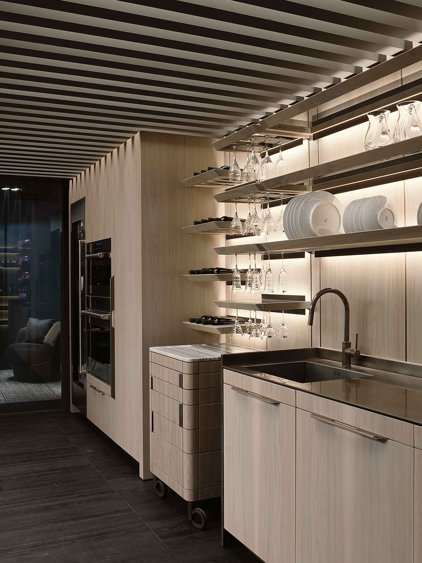 Nahtlose Holzvertäfelungen, Regale und Accessoires im selben Ton: Giorgetti gelingt mit der Weiterentwicklung des Modells »GK.03« ein zeitgenössisches Meisterwerk. giorgettimeda.com