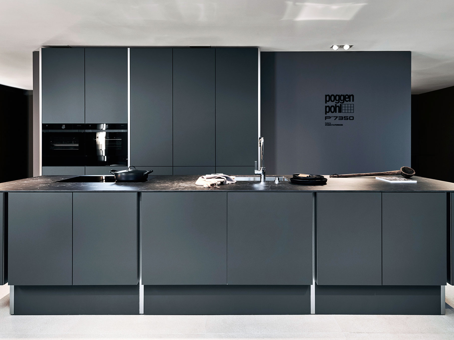 Für das puristische Design der Küche »P´7350« kooperierte Poggenpohl mit Porsche Design. Technische Innovation trifft hier auf eine gewisse Gestaltungsstrenge. poggenpohl.com