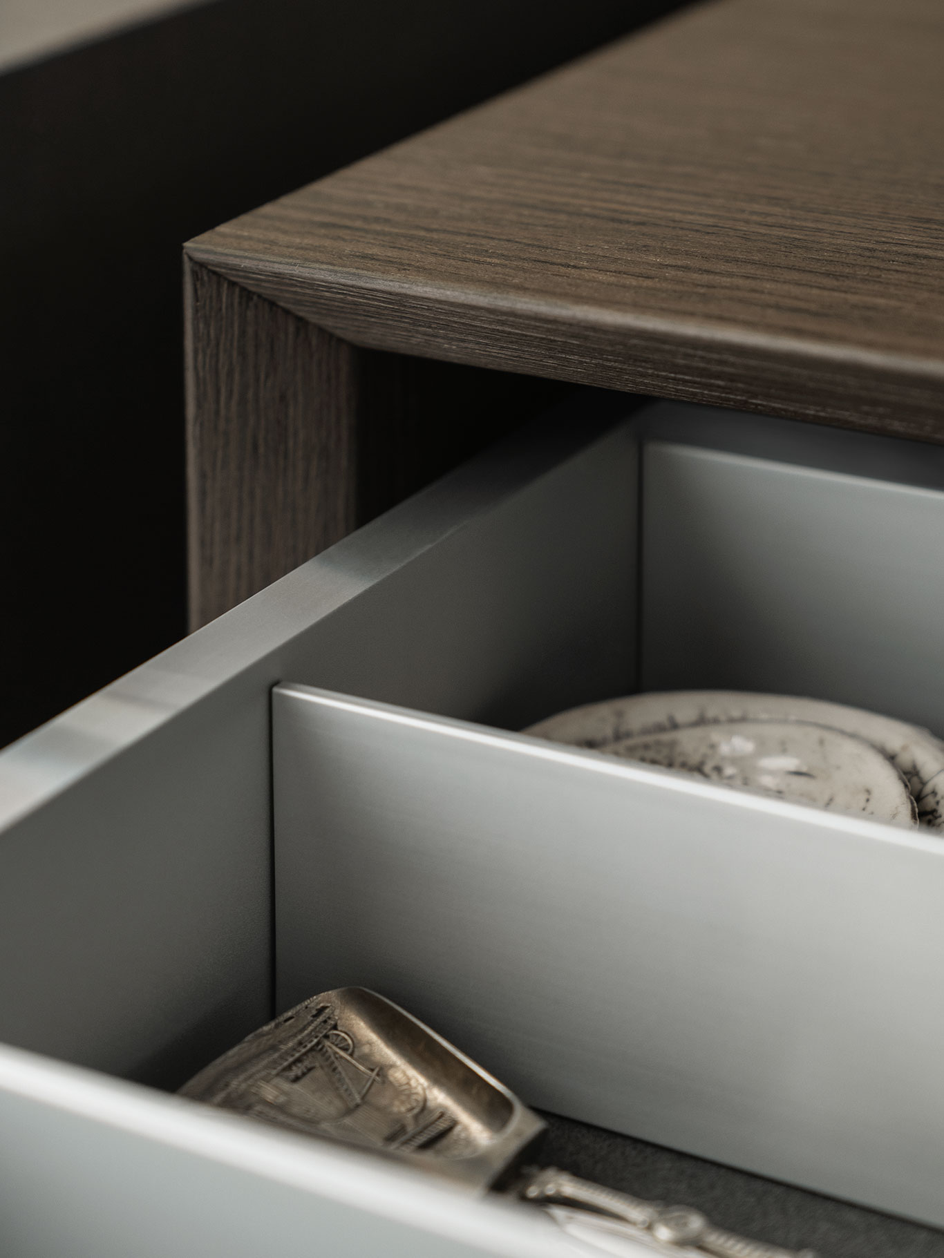 Die »SLX Pure« wurde mit dem Iconic Award 2020 für innovatives Interior ausgezeichnet – und das, obwohl das Jahr noch so jung ist.&nbsp;Wandvertäfelungen in dunklem Fischgrätmuster zeugen von Detailverliebtheit. siematic.com