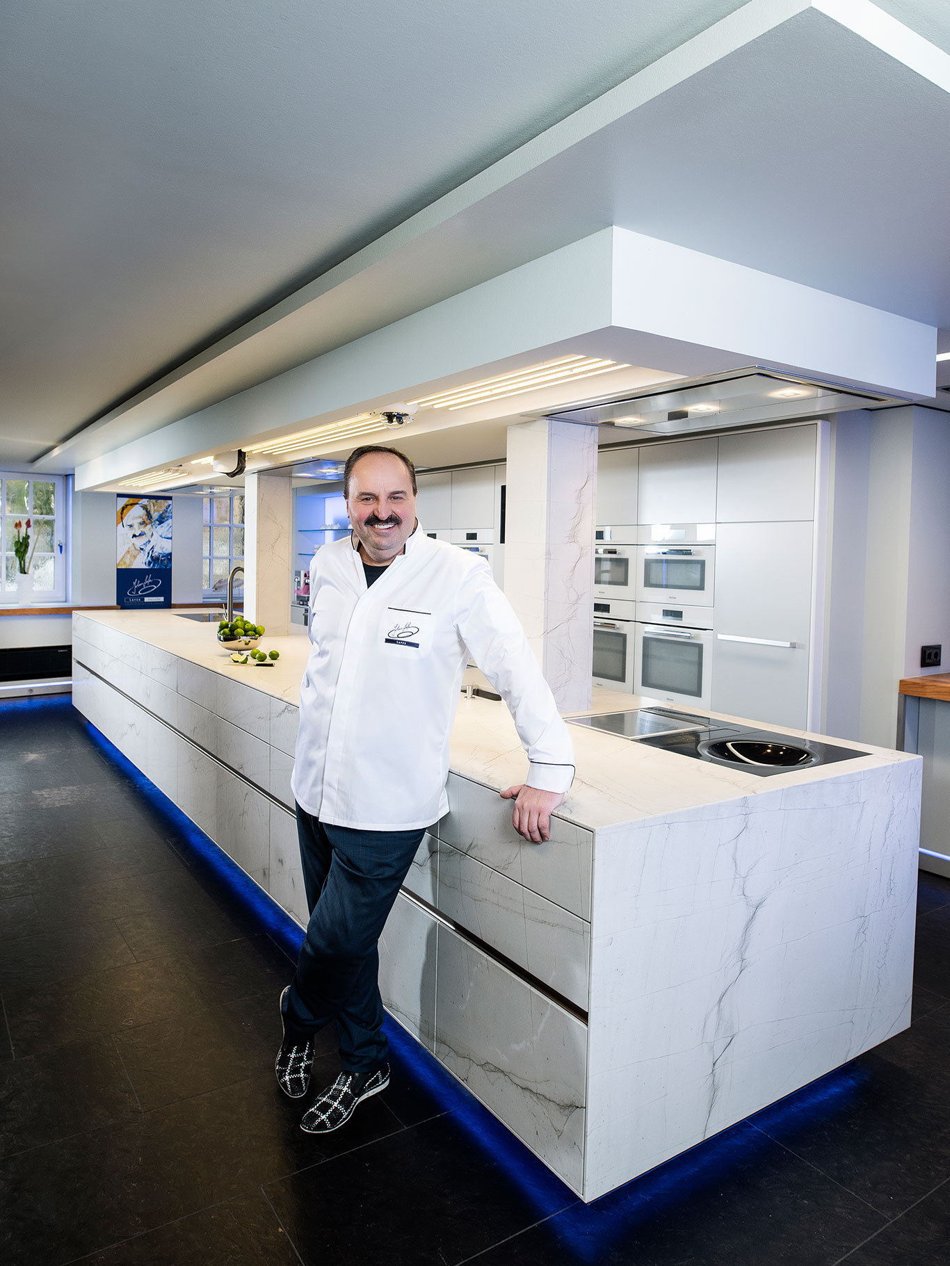 Johann Lafer mit seiner sieben Meter langen »ST-ONE« Kochinsel von STRASSER. strasser-steine.at