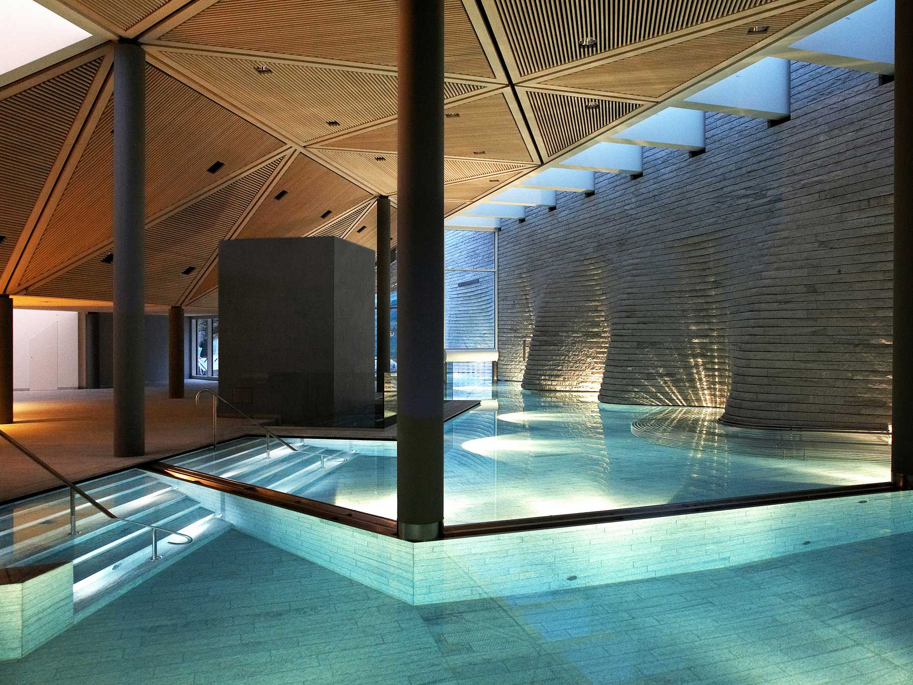 Unter den zahlreichen&nbsp;Nobelherbergen im Schweizer Hochgebirge ist diese eine der allerwinterlichsten – von den kristallinen Glastürmen des von Architekt Mario Botta entworfenen 5000-Quadratmeter-Spas bis zur hoteleigenen Bergbahn. tschuggen.ch