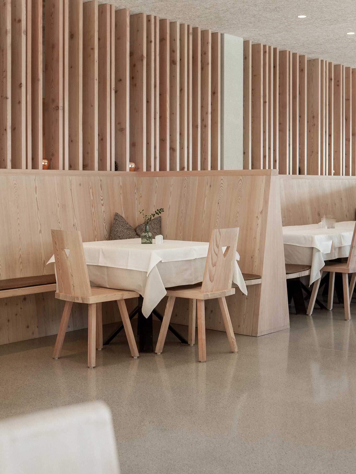 Das Hotel »Bühelwirt« im Ahrntal hält sich dezent zurück, die Architekten Armin und Alexander Pedevilla kombinierten für ihren Anbau zum 100 Jahre alten Stammhaus eine Hülle aus dunklem Holz und ein freundlich-helles Interieur.&nbsp;buehelwirt.com