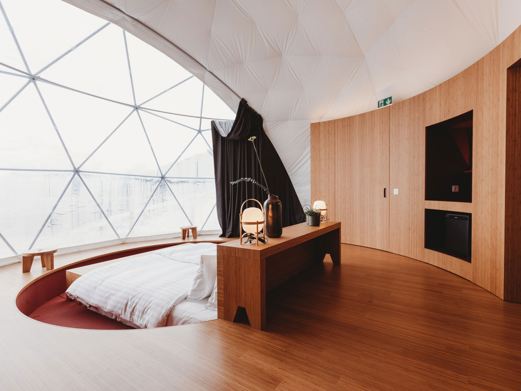 Die runden Pods im Kanton Wallis kombinieren futuristisches Design mit ruraler Ökologie, beim Interieur darf man zwischen den Varianten Swiss, Forest, Zen und – natürlich – James Bond 007 wählen. whitepod.com