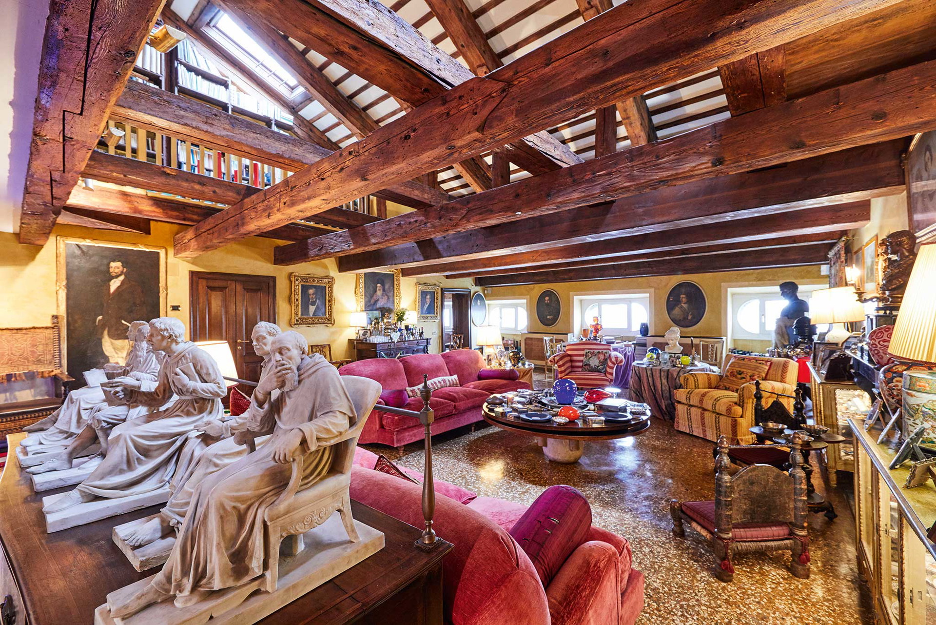 Historie ist hier an Historie&nbsp;gereiht. Starke Farben machen den Living Room gemütlich, das Öffnen des Dachs lässt den Raum großzügiger wirken.