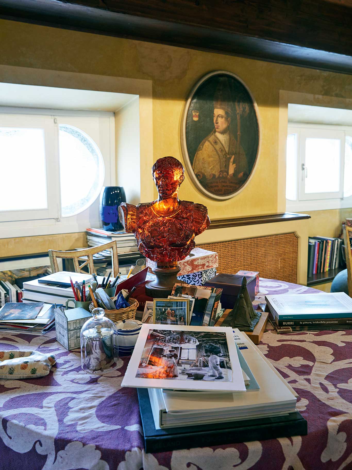 Die Büste von Kaiser Octavian Augustus ist Arrivabenes erste Glasskulptur und dominiert das Ende des Living Room – sie&nbsp;wurde im Wachsausschmelzverfahren hergestellt.